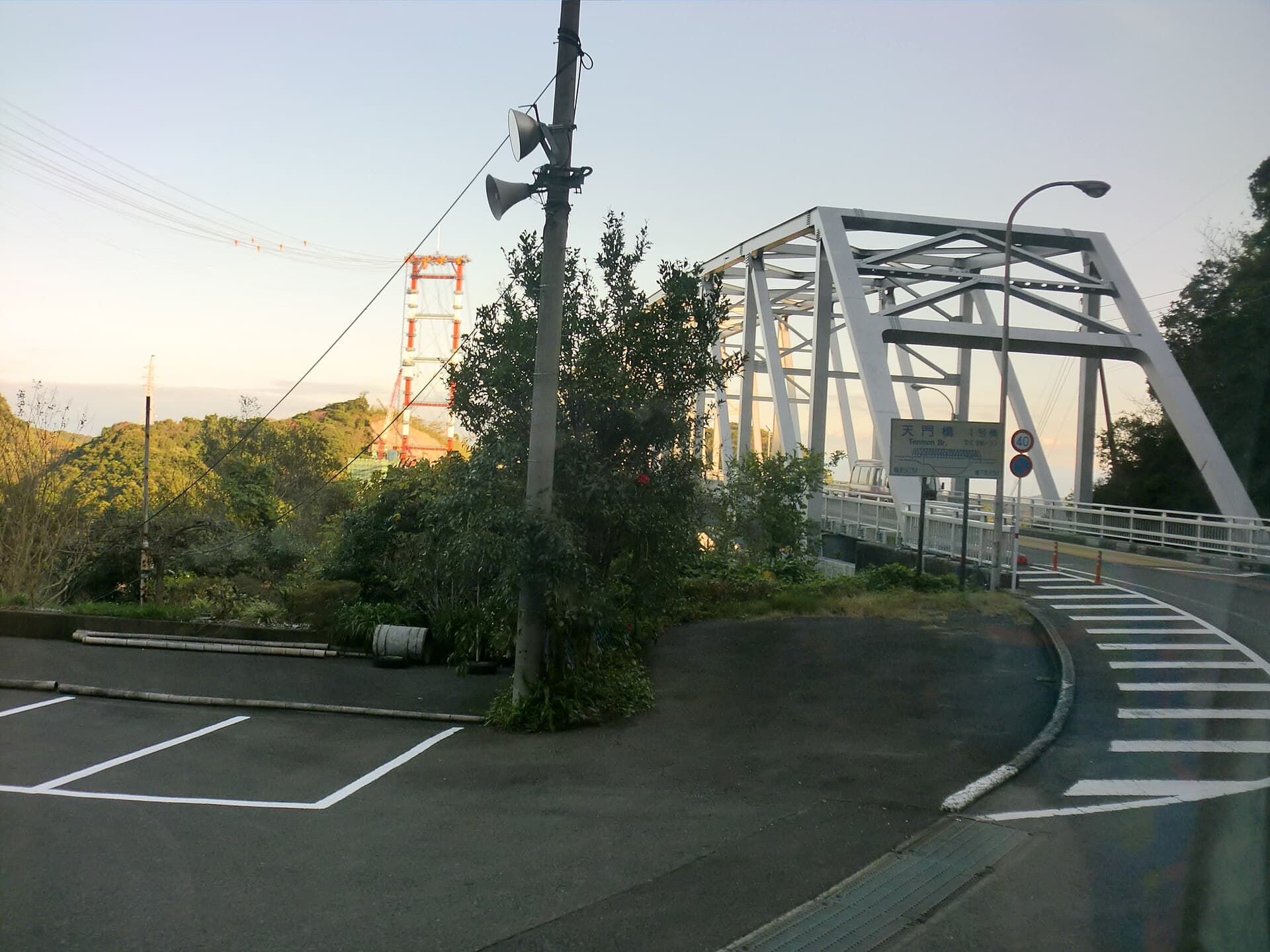 天门桥：天门桥：Wikimedia Commons 文件「Amakusa Tenmon Bridge.JPG」中的桥梁实景。