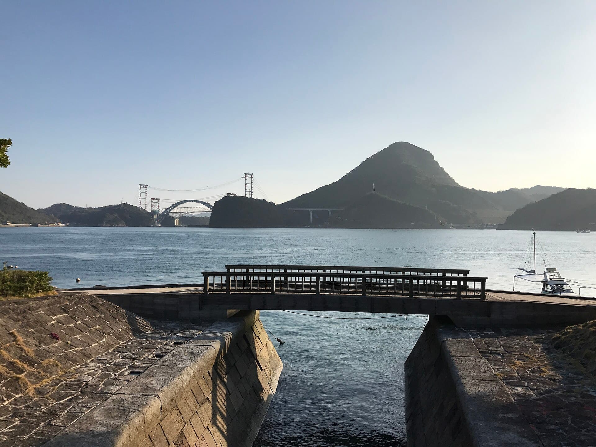 天门桥：天门桥：Wikimedia Commons 文件「Temmonkyo Bridge and Mount Hidake from Ninohashi Bridge of Misumi West Port.jpg」中的桥梁实景。