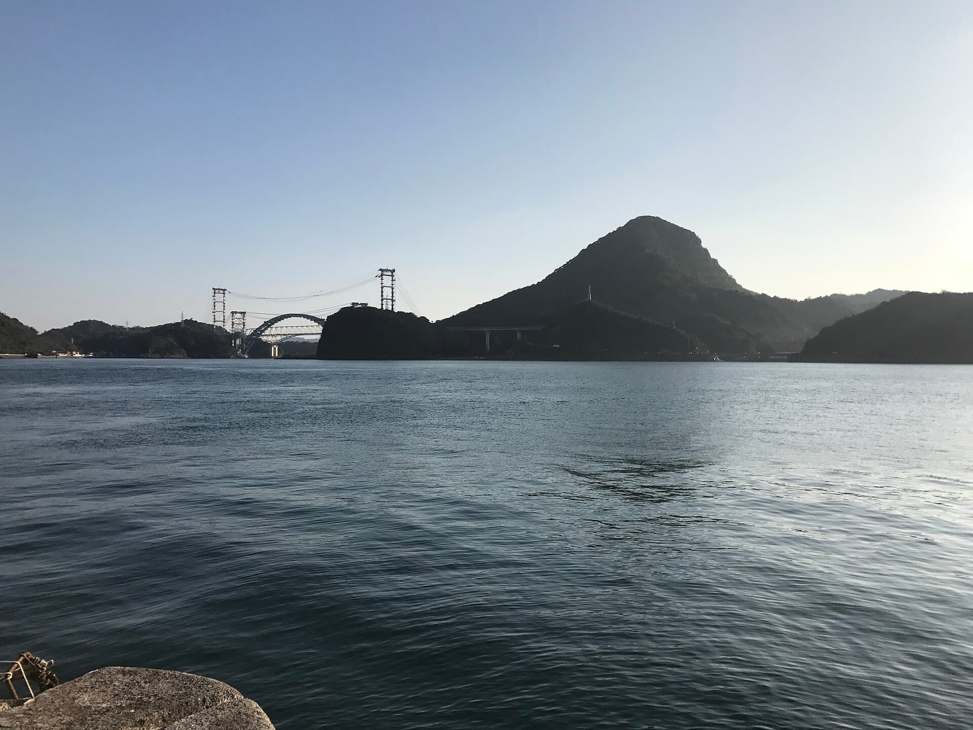 天门桥：天门桥：Wikimedia Commons 文件「Temmonkyo Bridge and Mount Hidake from wharf of Misumi West Port.jpg」中的桥梁实景。