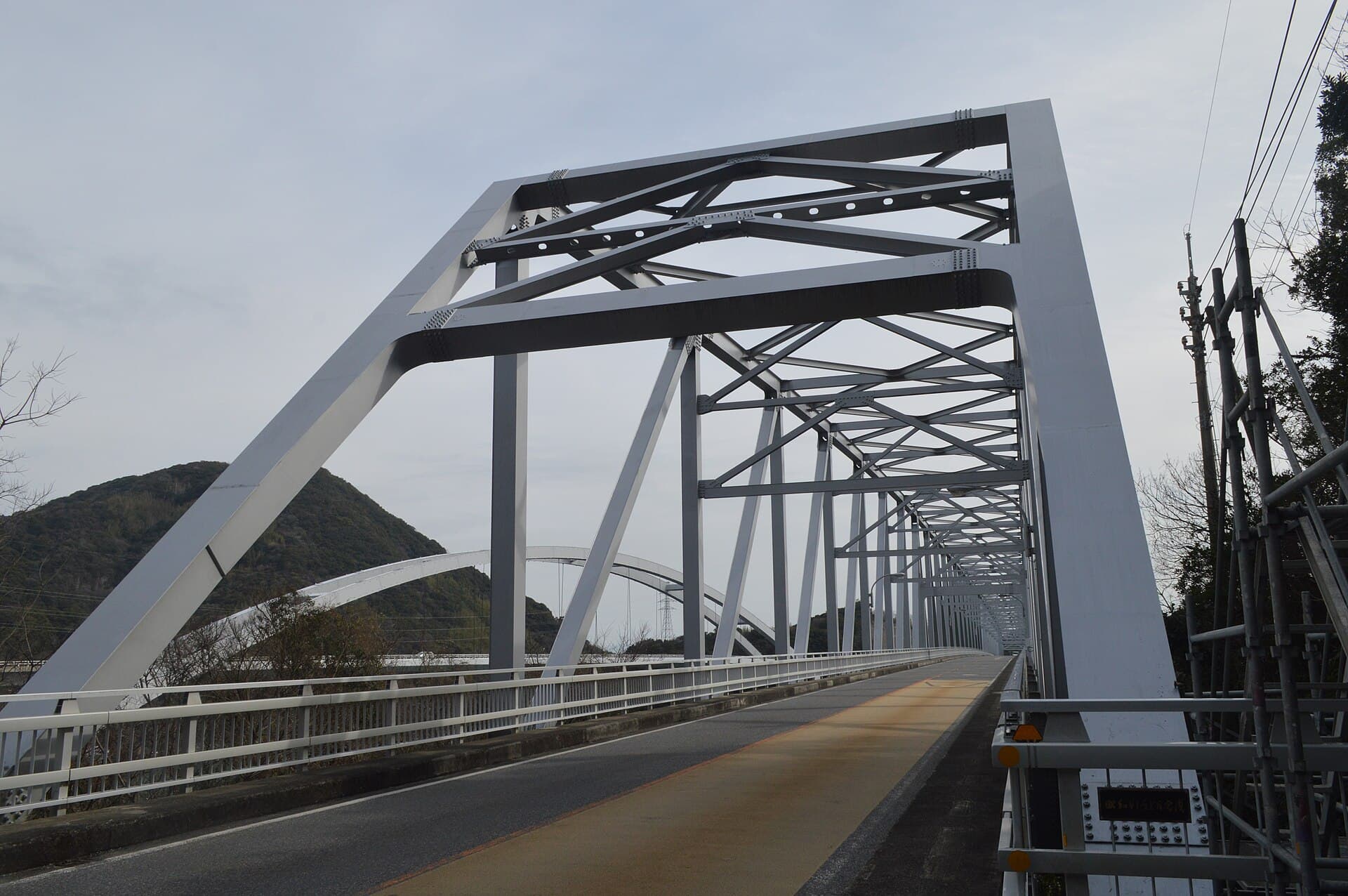 天门桥：天门桥：Wikimedia Commons 文件「Tenmon Bridge ac (1).jpg」中的桥梁实景。