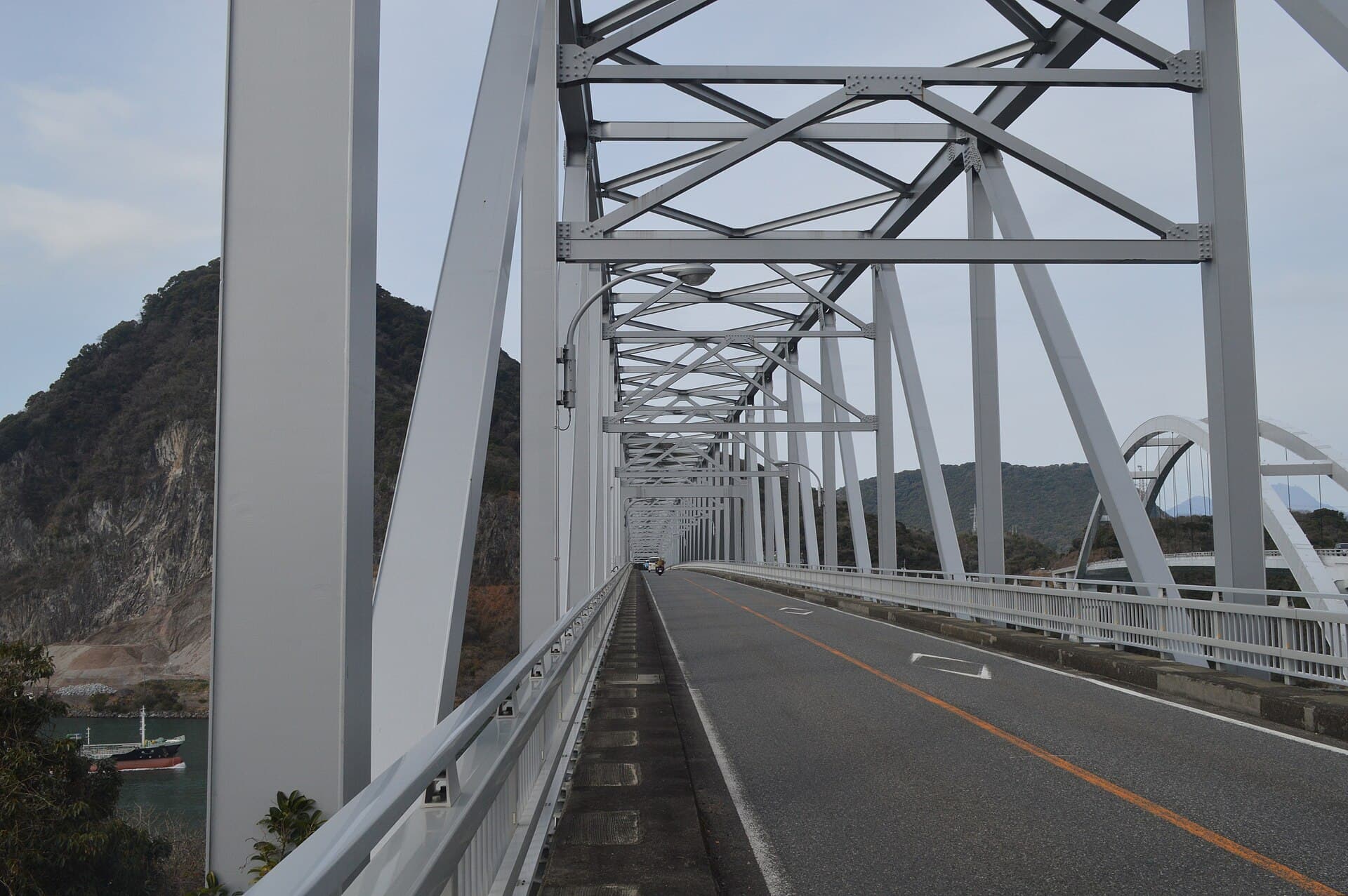 天门桥：天门桥：Wikimedia Commons 文件「Tenmon Bridge ac (2).jpg」中的桥梁实景。