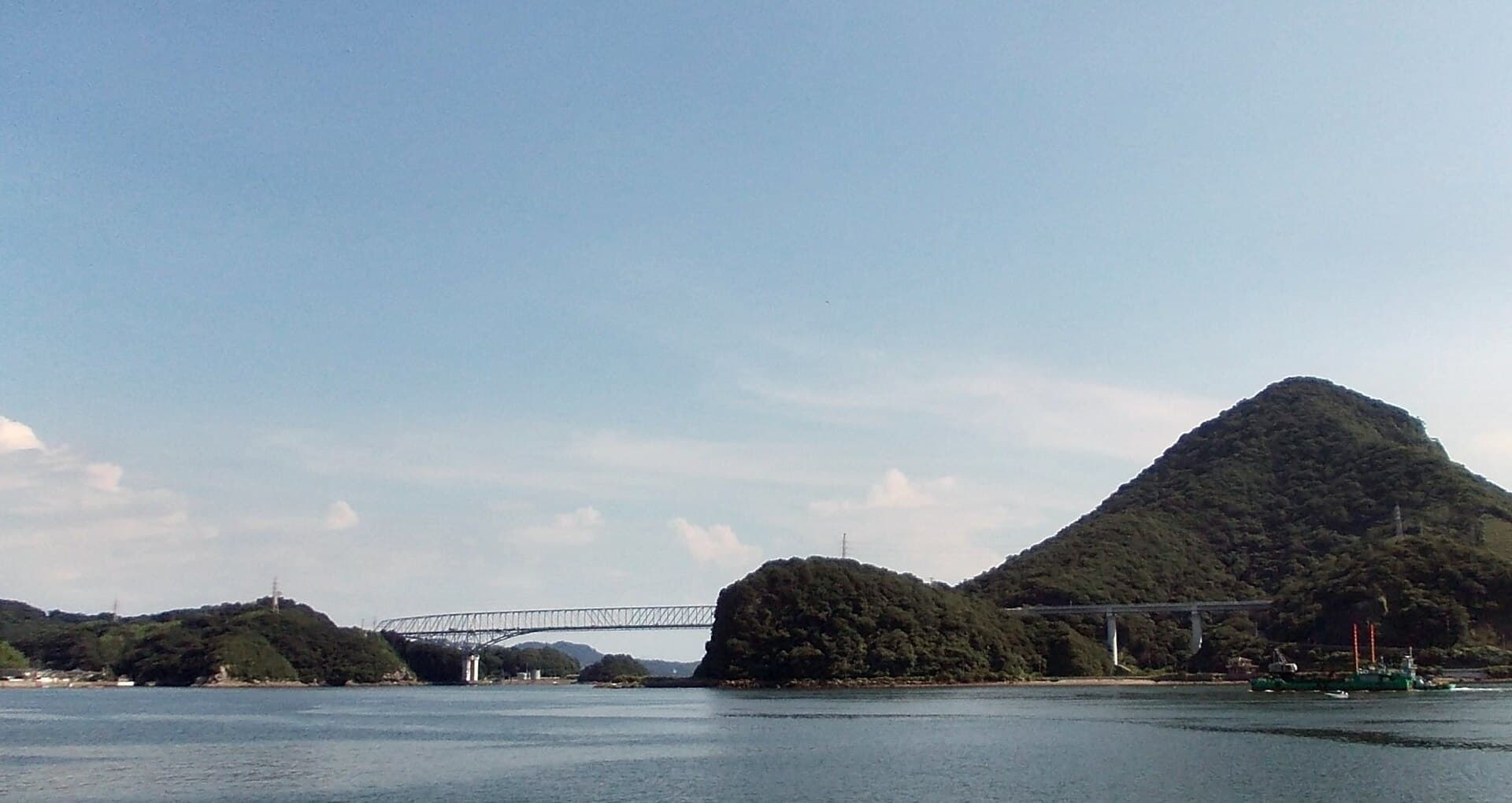 天门桥：天门桥：Wikimedia Commons 文件「Tenmon Bridge from Misumi West Port.jpg」中的桥梁实景。