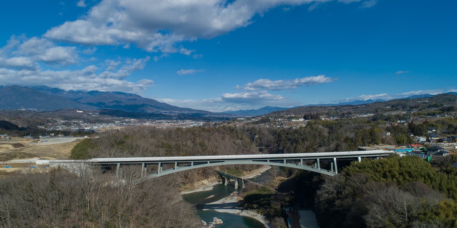 天龙峡大桥：天龙峡大桥：Wikimedia Commons 文件「天竜峡大橋.jpg」中的桥梁实景。