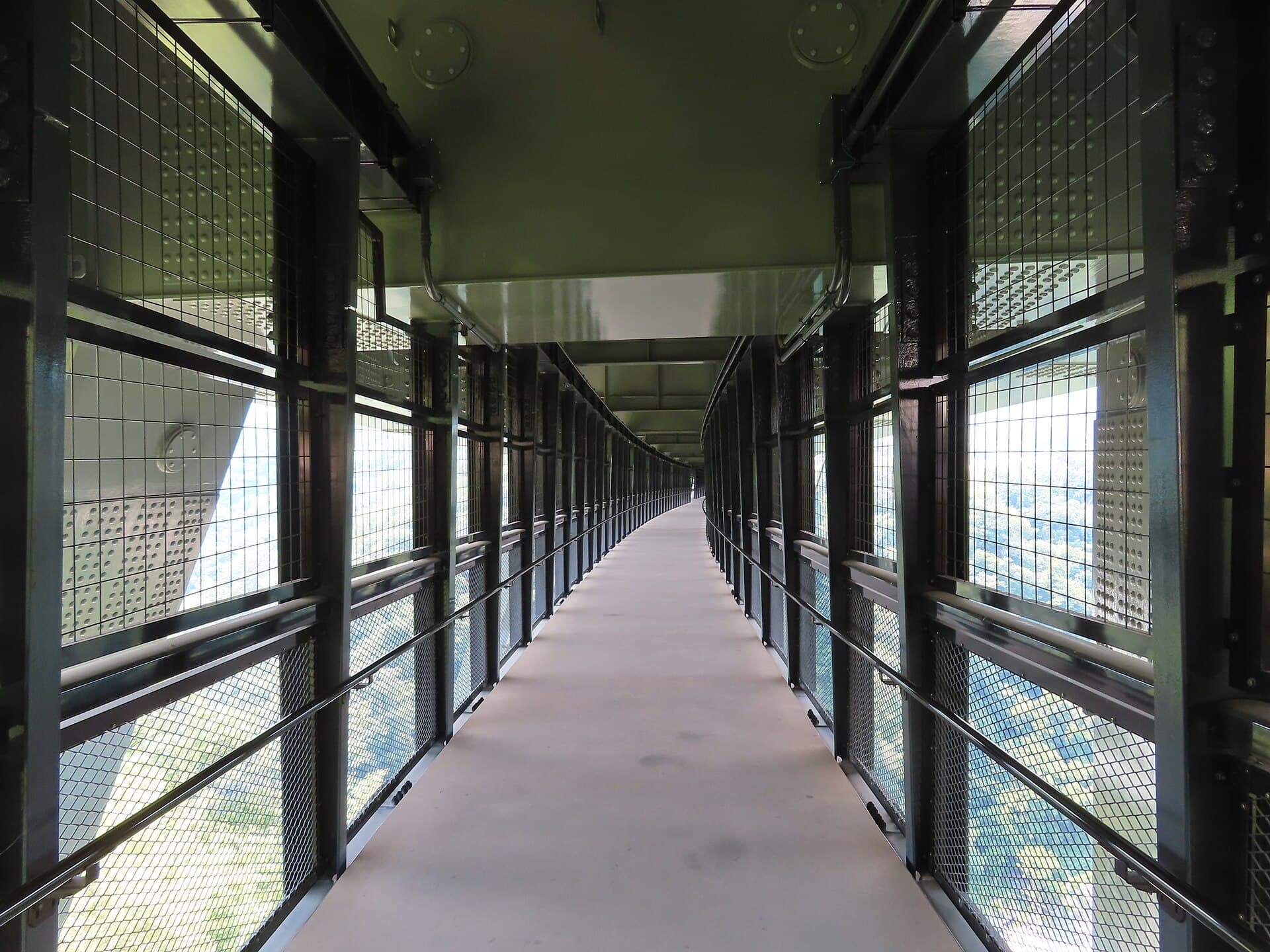 天龙峡大桥：天龙峡大桥：Wikimedia Commons 文件「Tenryukyo-ohashi Bridge 3.jpg」中的桥梁实景。