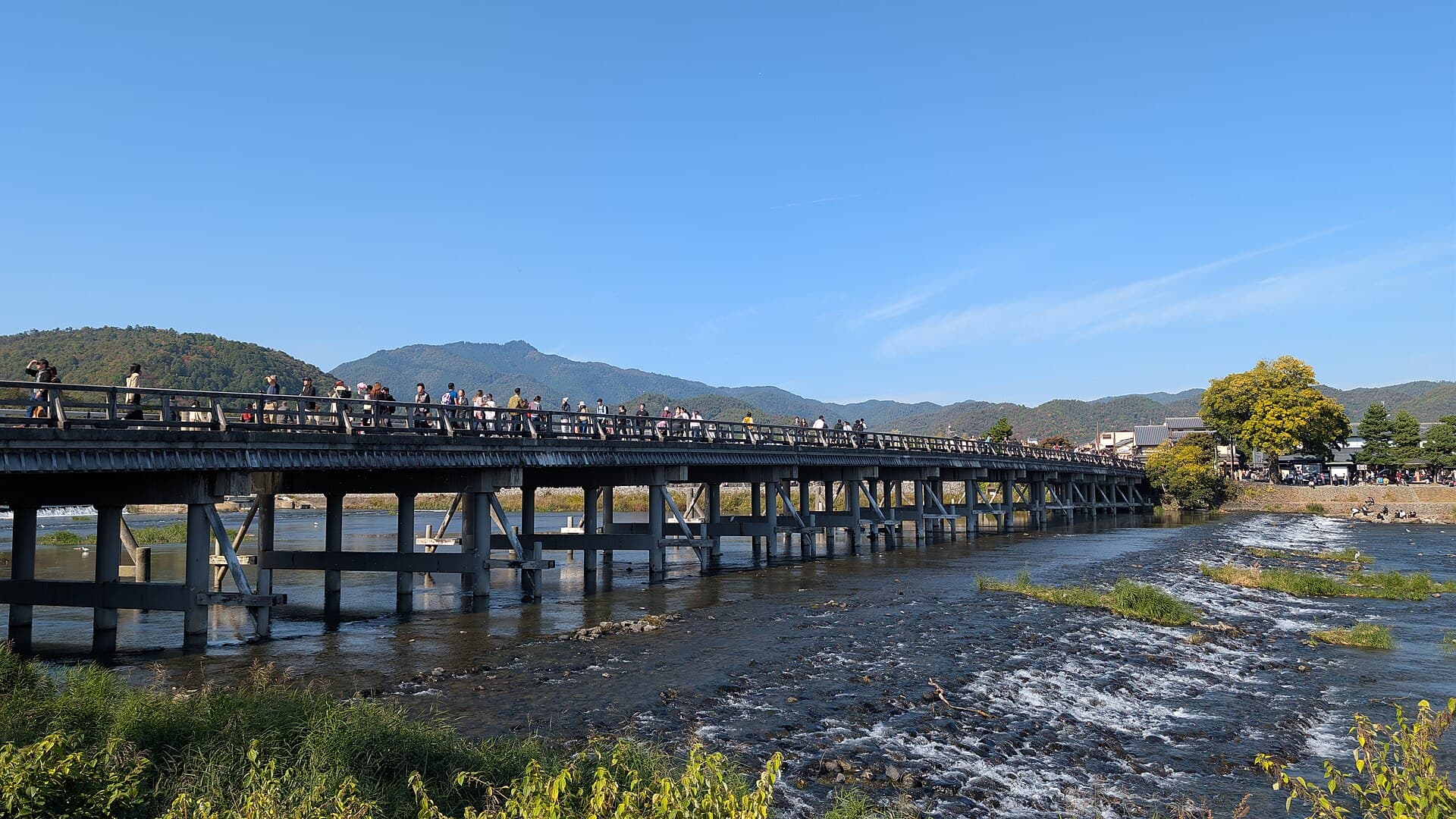 渡月桥：渡月桥：Wikimedia Commons 文件「A bridge over Katsura river, Kyoto, Japan.jpg」中的桥梁实景。