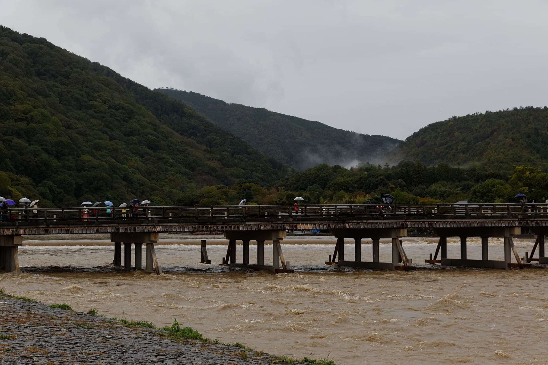渡月桥：渡月桥：Wikimedia Commons 文件「Arashiyama 2013-10-25 (11096290964).jpg」中的桥梁实景。