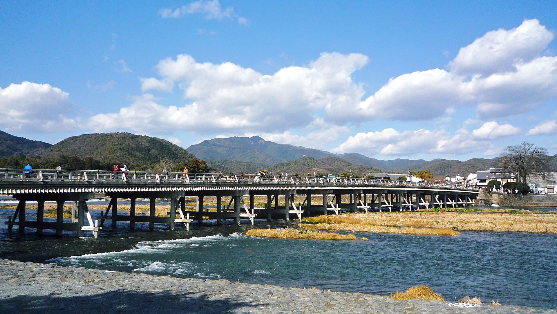 渡月桥：渡月桥：Wikimedia Commons 文件「Japan Kyoto Togetsukyo.jpg」中的桥梁实景。