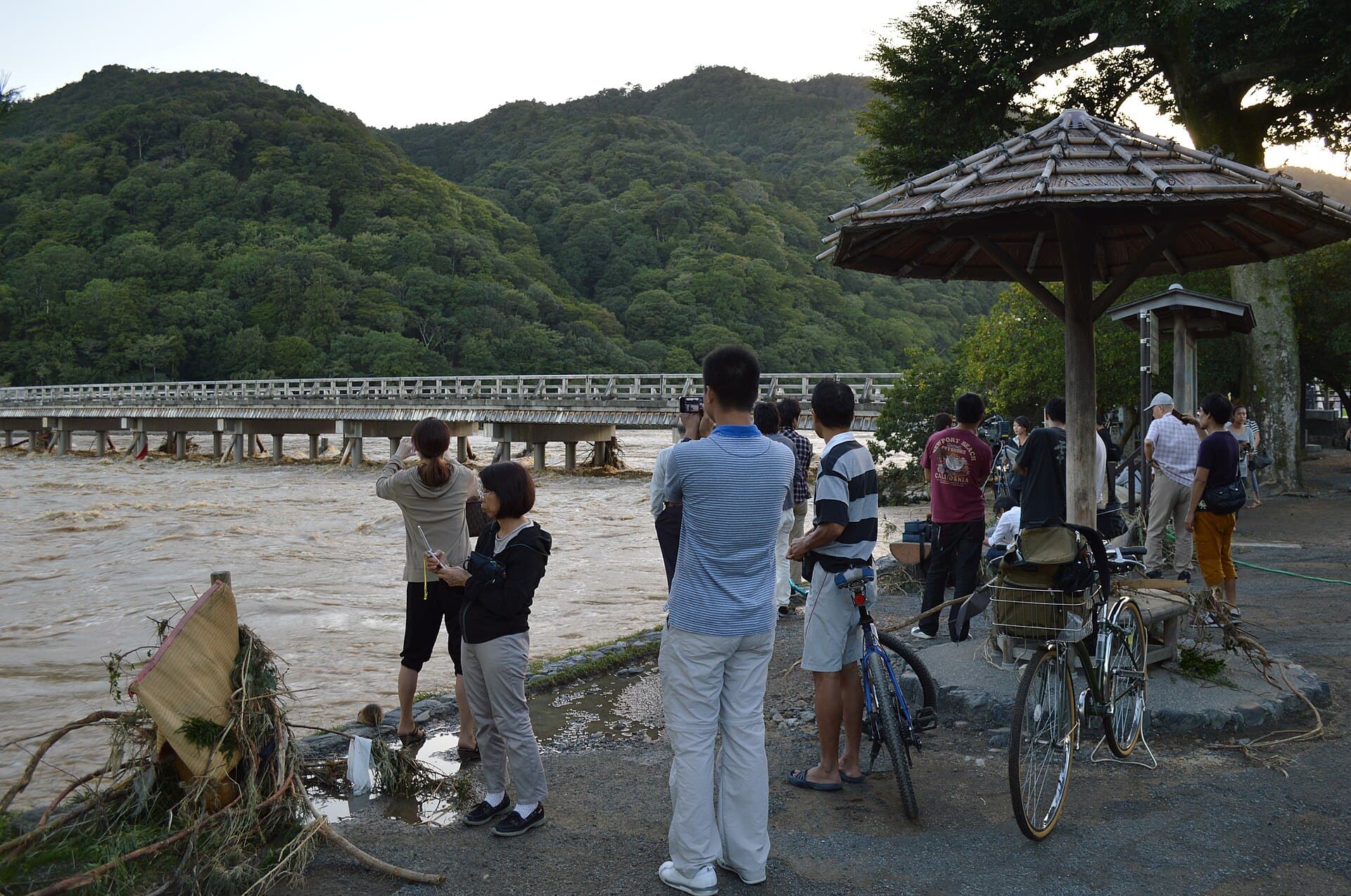 渡月桥：渡月桥：Wikimedia Commons 文件「Kyoto Katsura River Togetsu Bridge 2013-09-16A.JPG」中的桥梁实景。