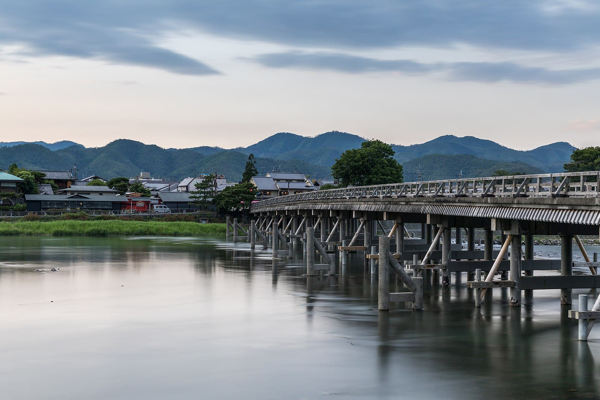 渡月桥：渡月桥：Wikimedia Commons 文件「Togetsu-kyo bridge at dusk, Kyoto, Japan.jpg」中的桥梁实景。