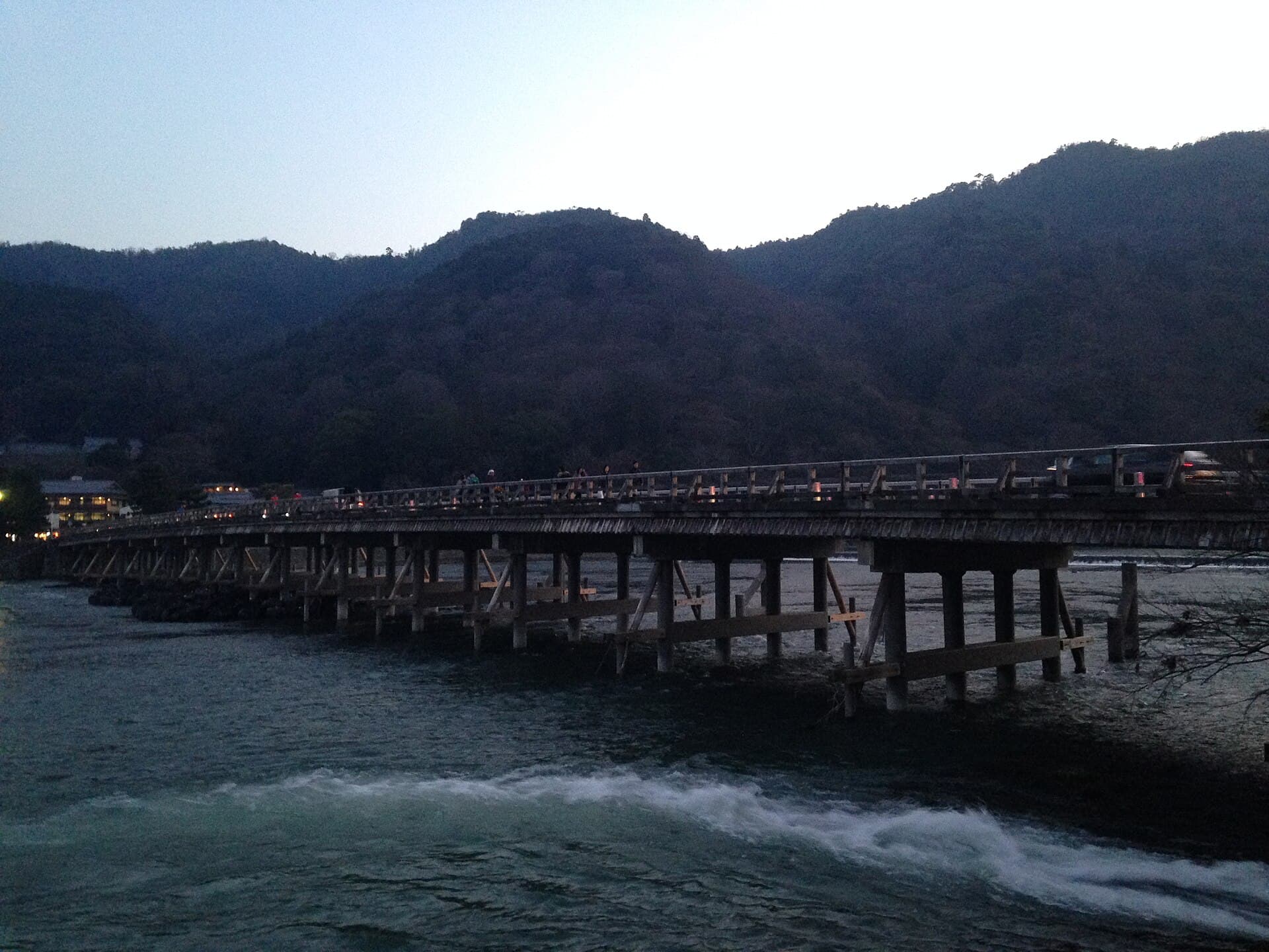 渡月桥：渡月桥：Wikimedia Commons 文件「Togetsukyo Bridge and Mount Arashiyama.JPG」中的桥梁实景。