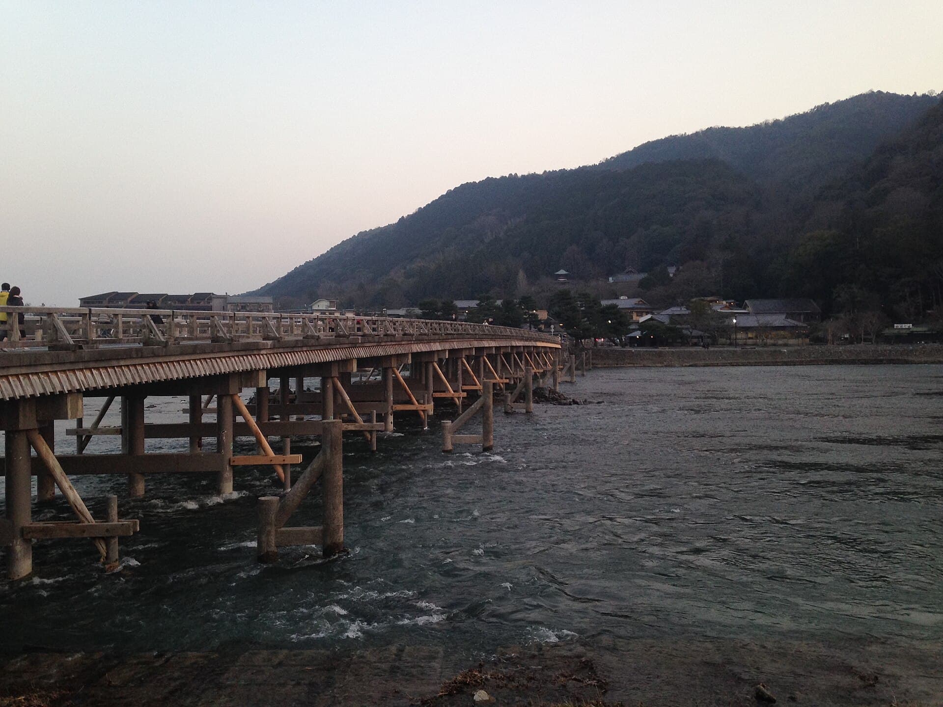 渡月桥：渡月桥：Wikimedia Commons 文件「Togetsukyo Bridge from north side.JPG」中的桥梁实景。