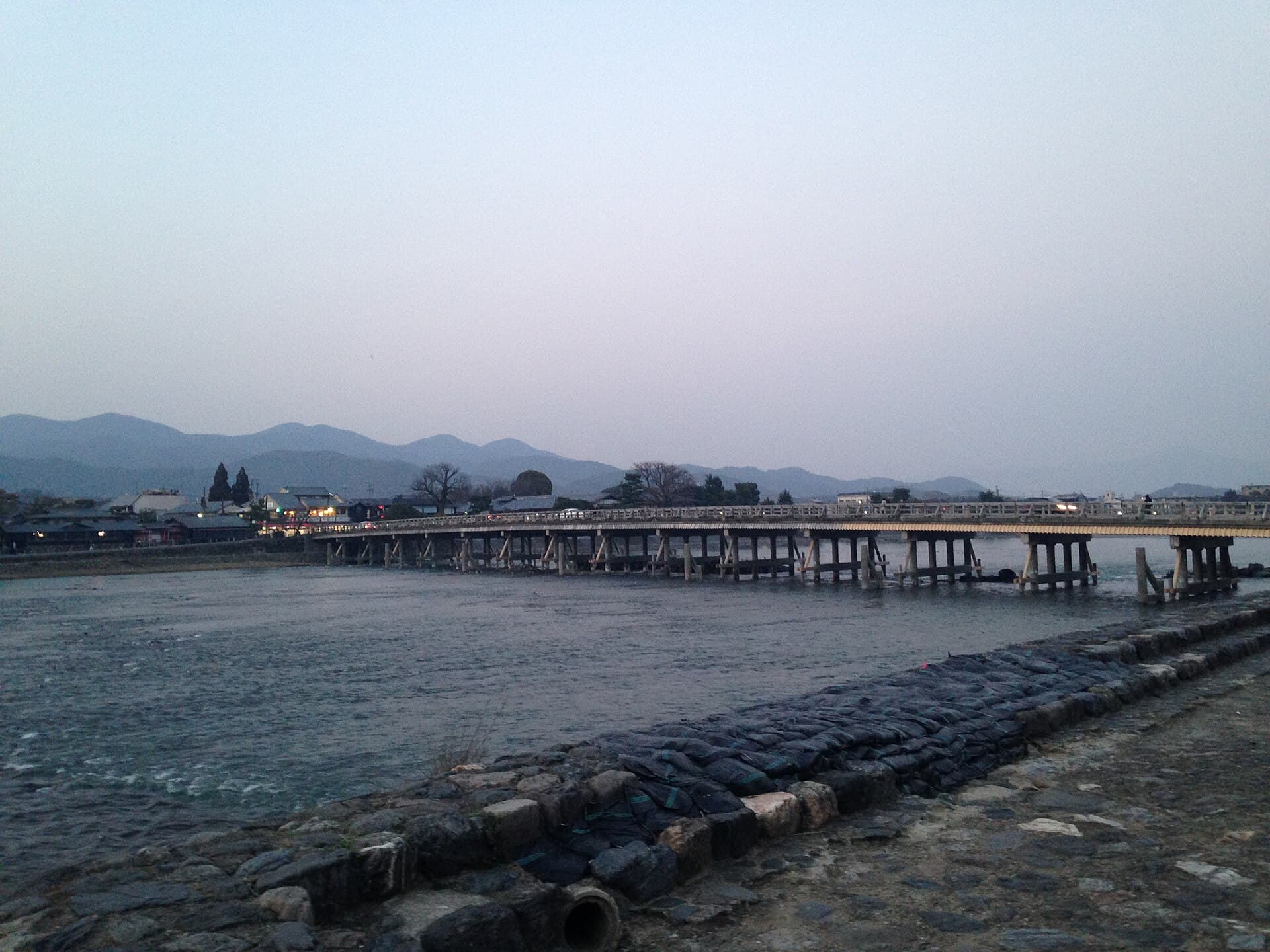 渡月桥：渡月桥：Wikimedia Commons 文件「Togetsukyo Bridge from west side of Nakanoshima Island.JPG」中的桥梁实景。