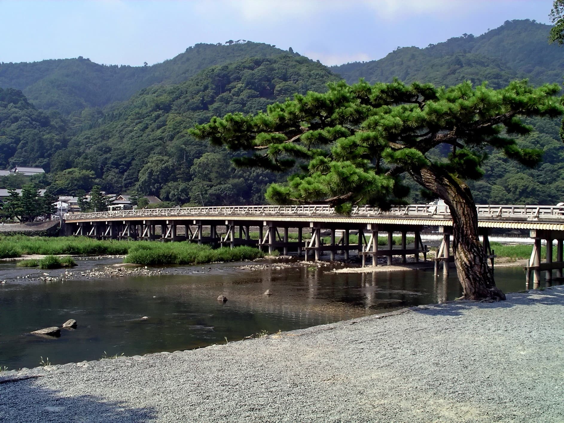 渡月桥：渡月桥：Wikimedia Commons 文件「Togetsukyo in Kyoto Arashiyama.jpg」中的桥梁实景。