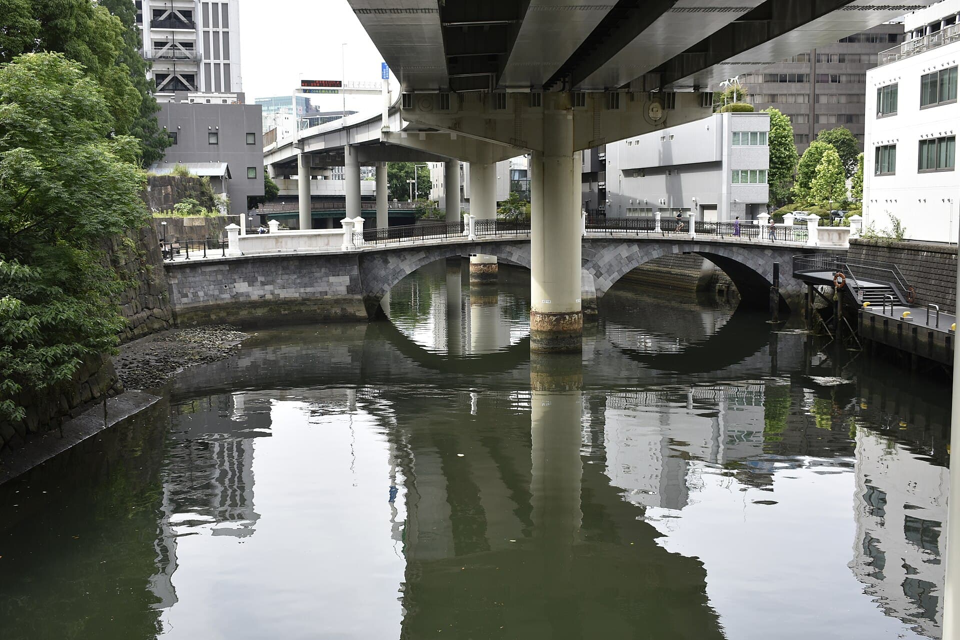 常盘桥（日本桥川）：常盘桥（日本桥川）：Wikimedia Commons 文件「Tokiwa Bridge (Nihonbashi River) 210529a.jpg」中的桥梁实景。