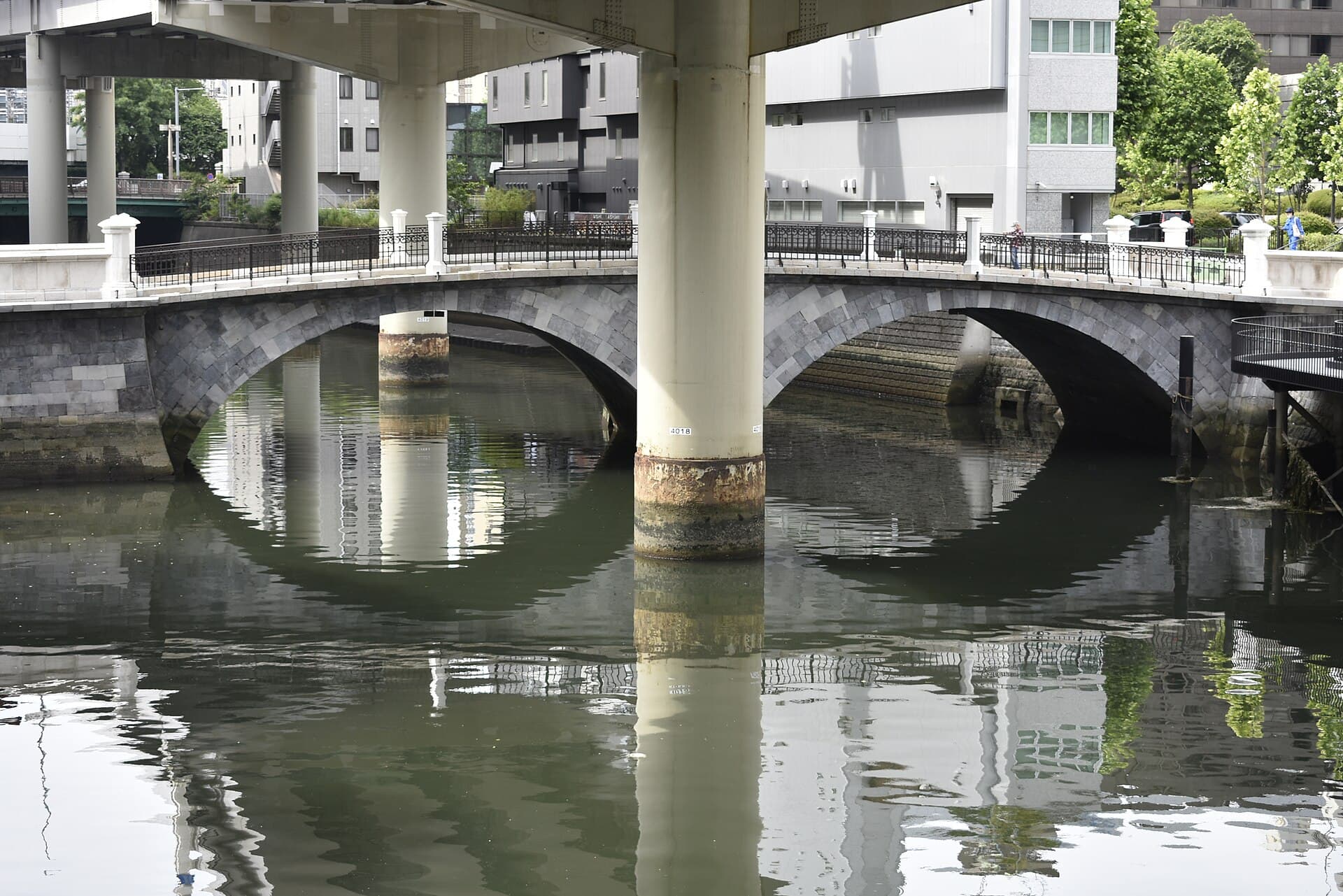 常盘桥（日本桥川）：常盘桥（日本桥川）：Wikimedia Commons 文件「Tokiwa Bridge (Nihonbashi River) 210529b.jpg」中的桥梁实景。