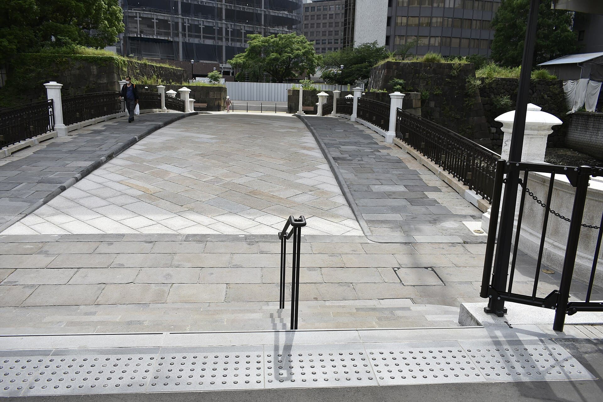 常盘桥（日本桥川）：常盘桥（日本桥川）：Wikimedia Commons 文件「Tokiwa Bridge (Nihonbashi River) 210529c.jpg」中的桥梁实景。