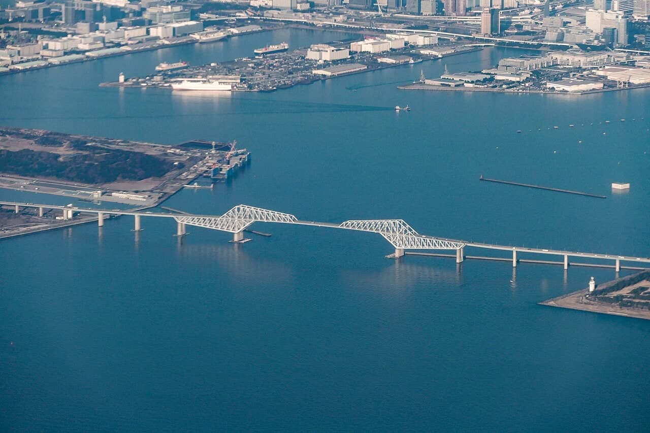 东京门桥：从若洲上空拍摄的东京门桥与东京港，航路、填海地和全桥关系清楚。