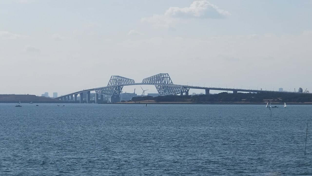 东京门桥：从浦安市远望东京门桥与东京湾水域。