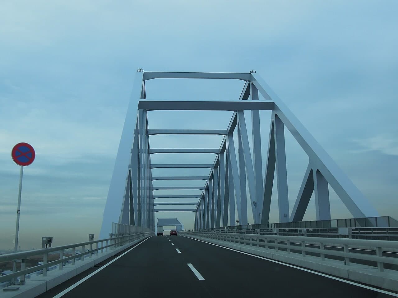 东京门桥：从若洲驶向中央防波堤方向的道路视角，包含桥面与上方桁架。