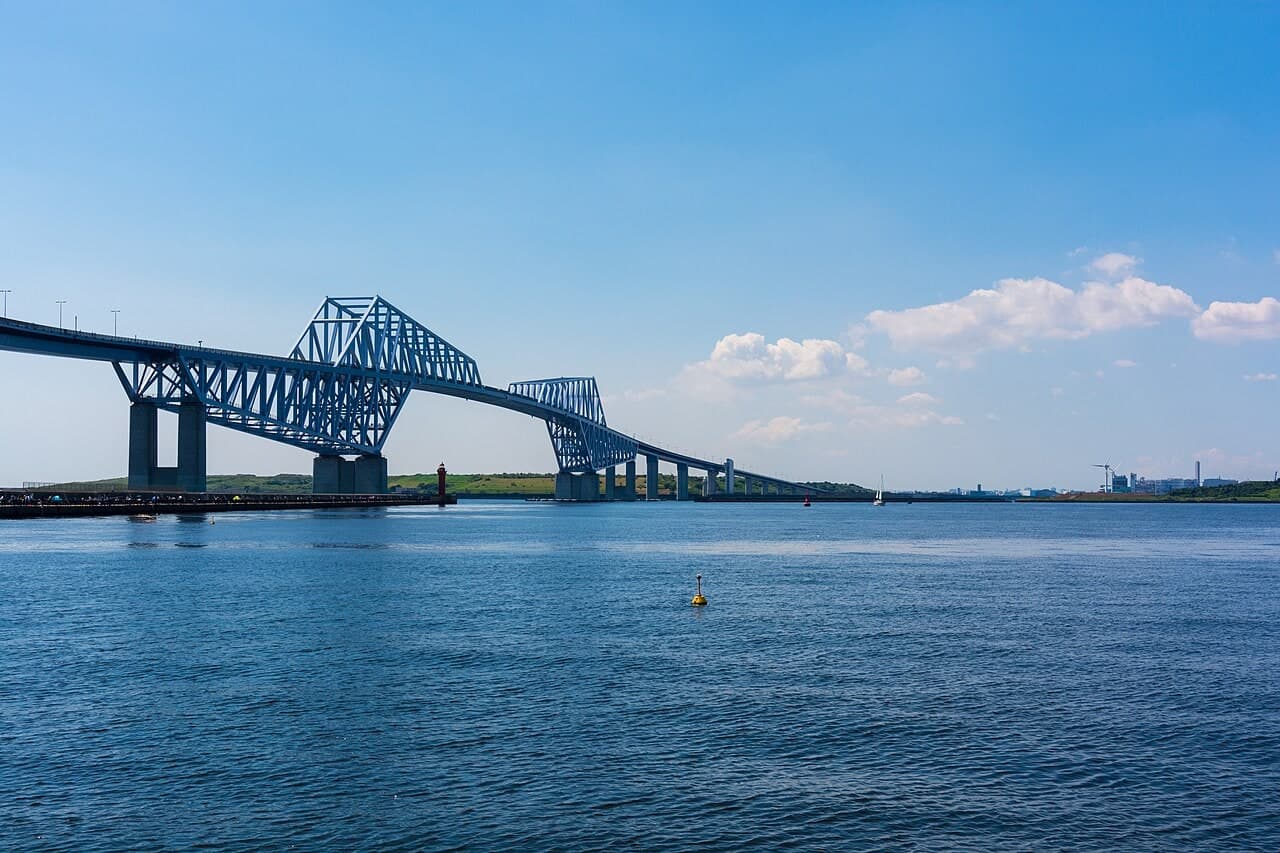 东京门桥：若洲侧拍摄的主桥、桥墩和东京湾日间实景。