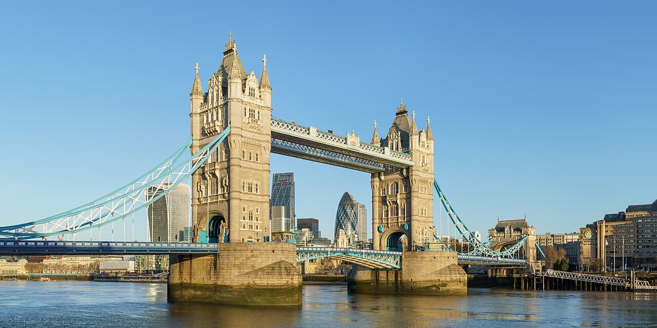 伦敦塔桥：Shad Thames 街道视角。