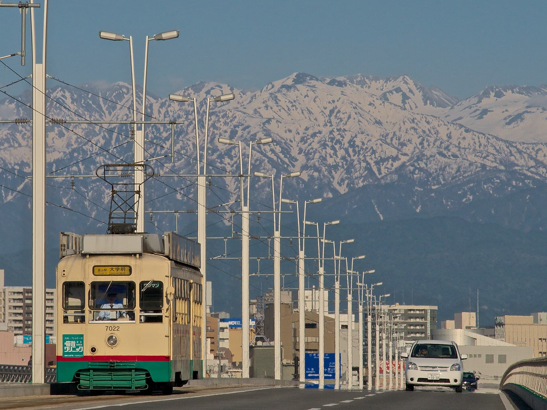 富山大桥：富山大桥：Wikimedia Commons 文件「Toyama City Tram Line.jpg」中的桥梁实景。