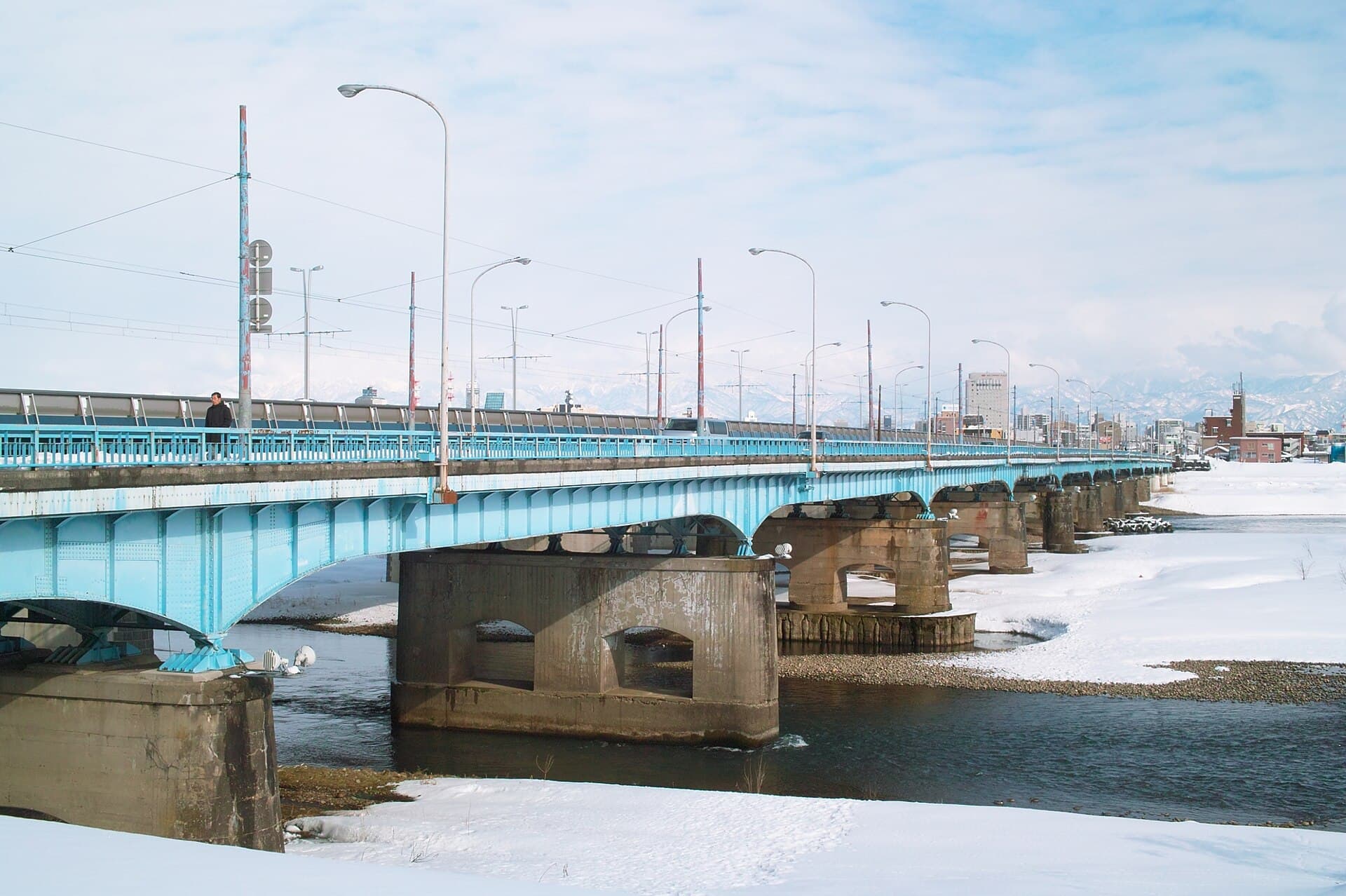 富山大桥：富山大桥：Wikimedia Commons 文件「富山大橋 - panoramio.jpg」中的桥梁实景。