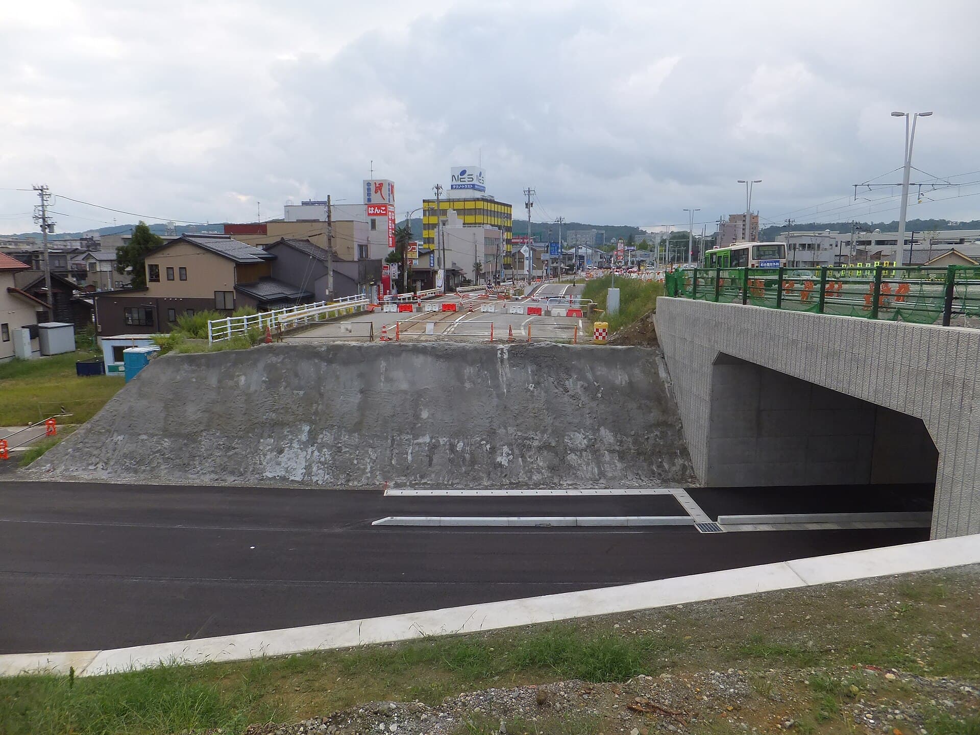 富山大桥：富山大桥：Wikimedia Commons 文件「Hiyodorijima, Toyama, Toyama Prefecture 930-0885, Japan - panoramio.jpg」中的桥梁实景。