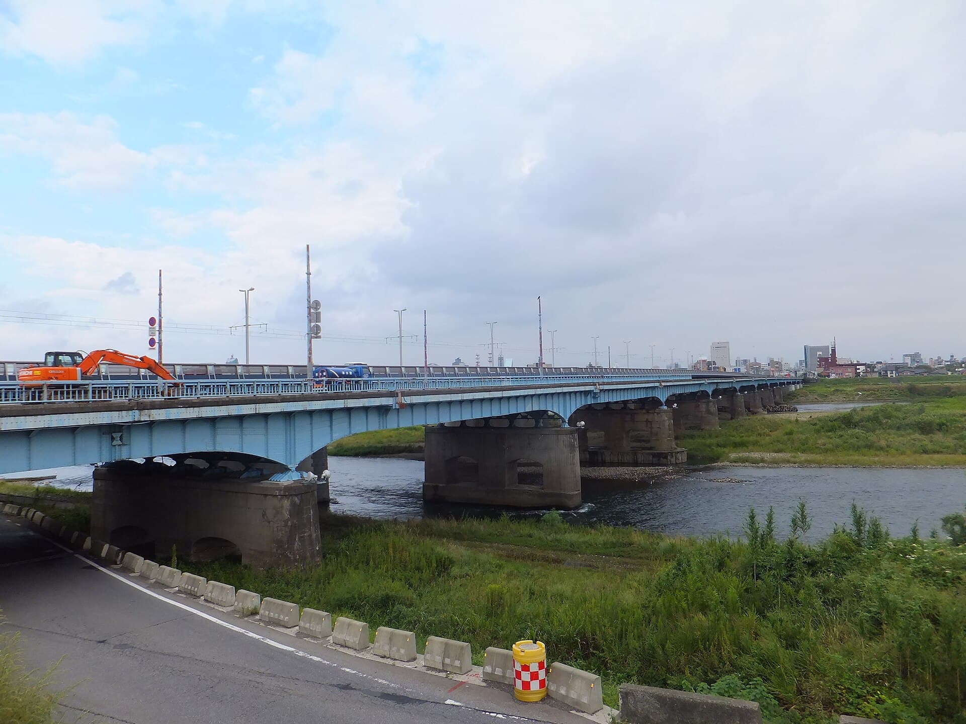 富山大桥：富山大桥：Wikimedia Commons 文件「Hiyodorijima, Toyama, Toyama Prefecture 930-0885, Japan - panoramio (1).jpg」中的桥梁实景。