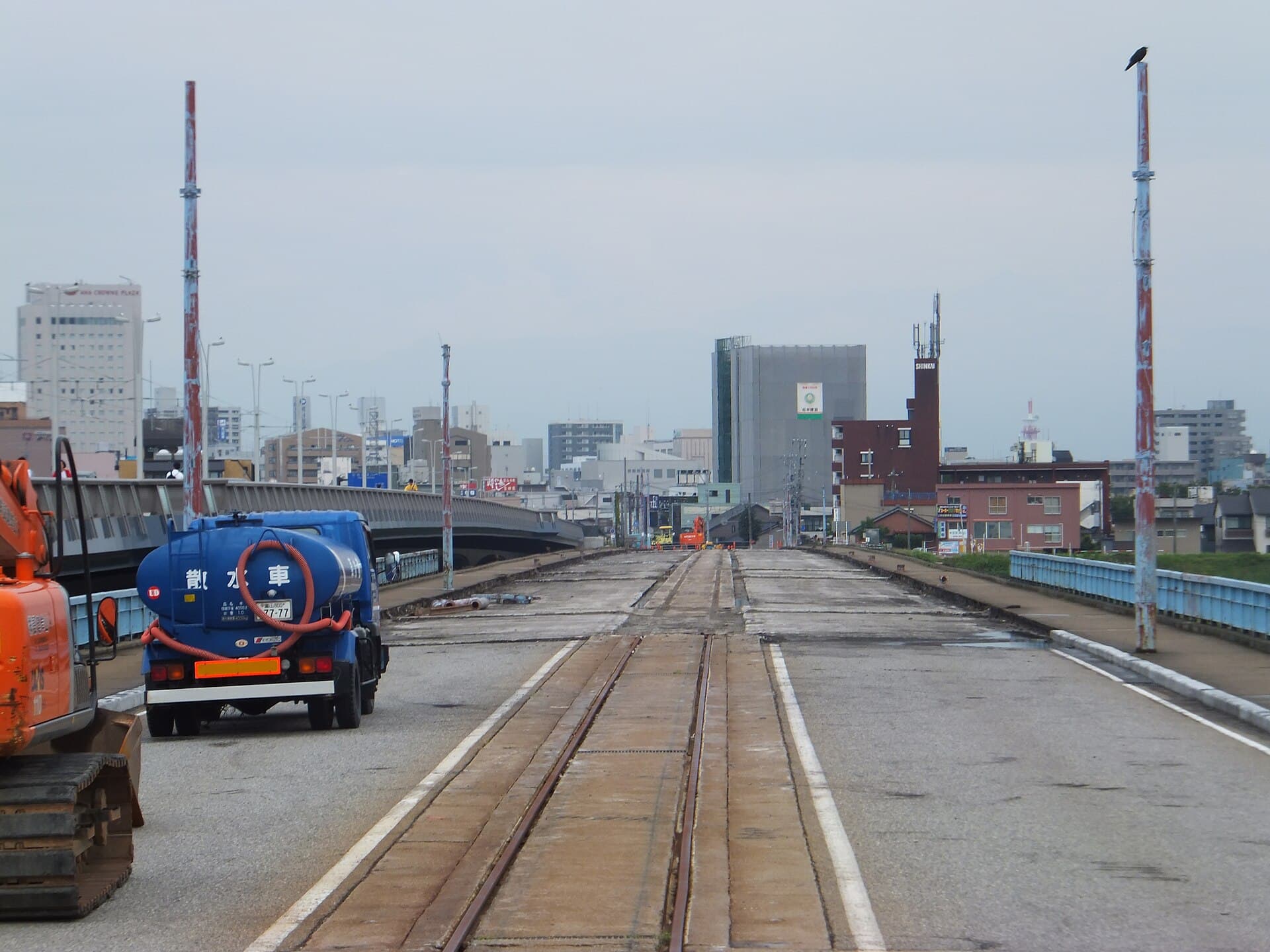 富山大桥：富山大桥：Wikimedia Commons 文件「Hiyodorijima, Toyama, Toyama Prefecture 930-0885, Japan - panoramio (2).jpg」中的桥梁实景。