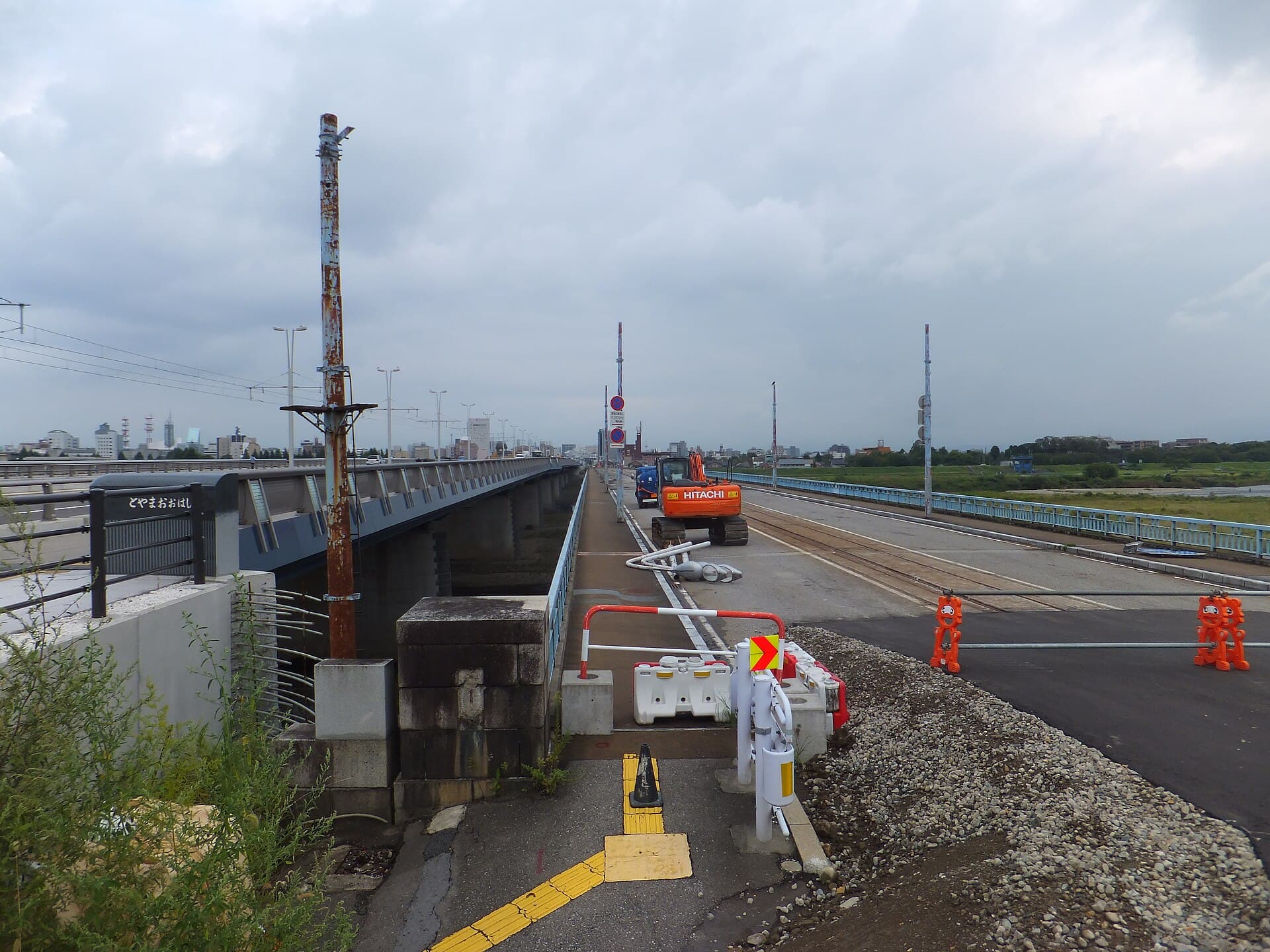 富山大桥：富山大桥：Wikimedia Commons 文件「Hiyodorijima, Toyama, Toyama Prefecture 930-0885, Japan - panoramio (3).jpg」中的桥梁实景。