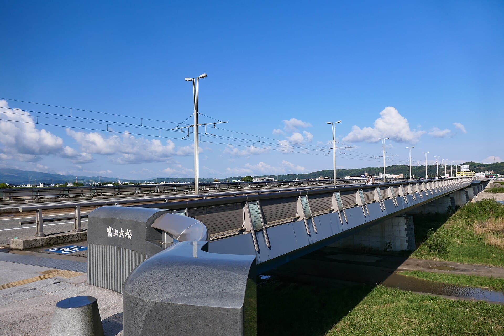 富山大桥：富山大桥：Wikimedia Commons 文件「Toyama-Ohashi.jpg」中的桥梁实景。