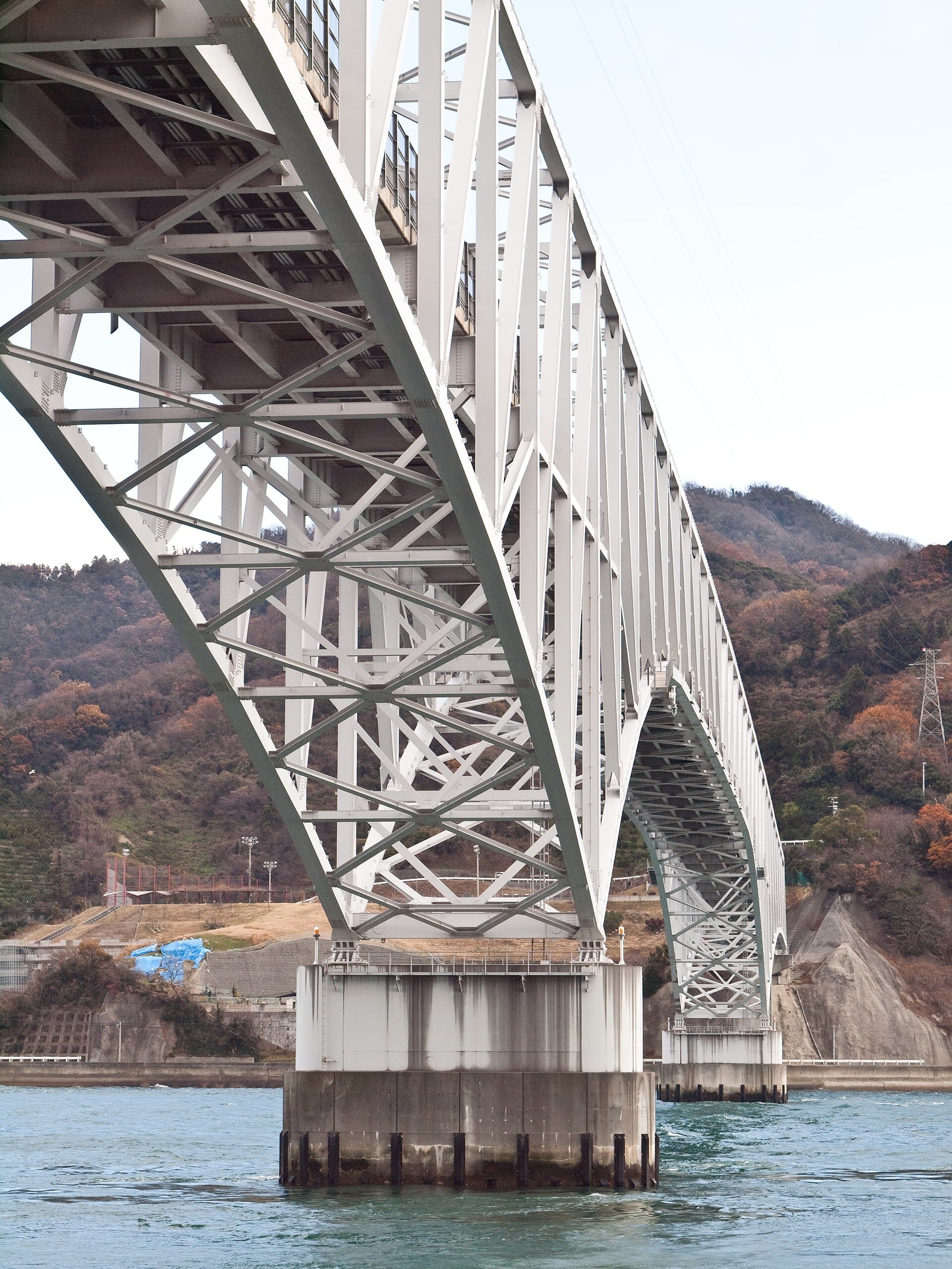 丰滨大桥：丰滨大桥：Wikimedia Commons 文件「Toyohama Bridge 319948.jpg」中的桥梁实景。