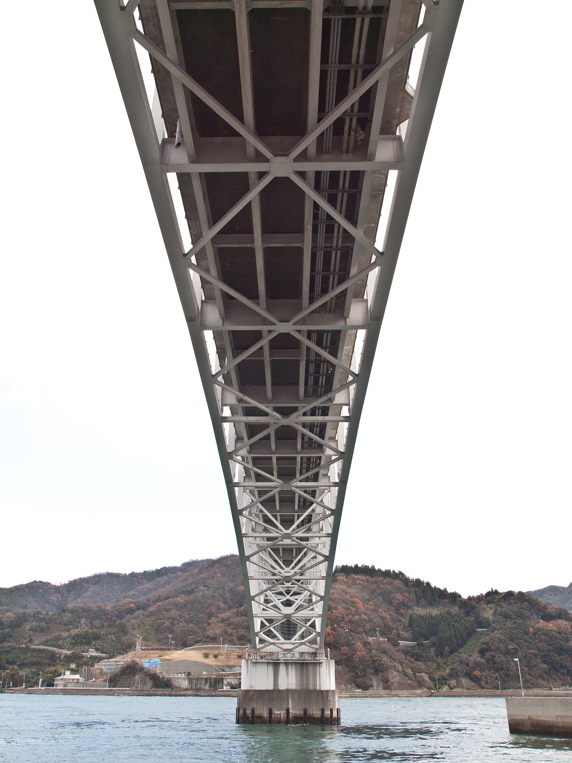 丰滨大桥：丰滨大桥：Wikimedia Commons 文件「Toyohama Bridge 319951.jpg」中的桥梁实景。