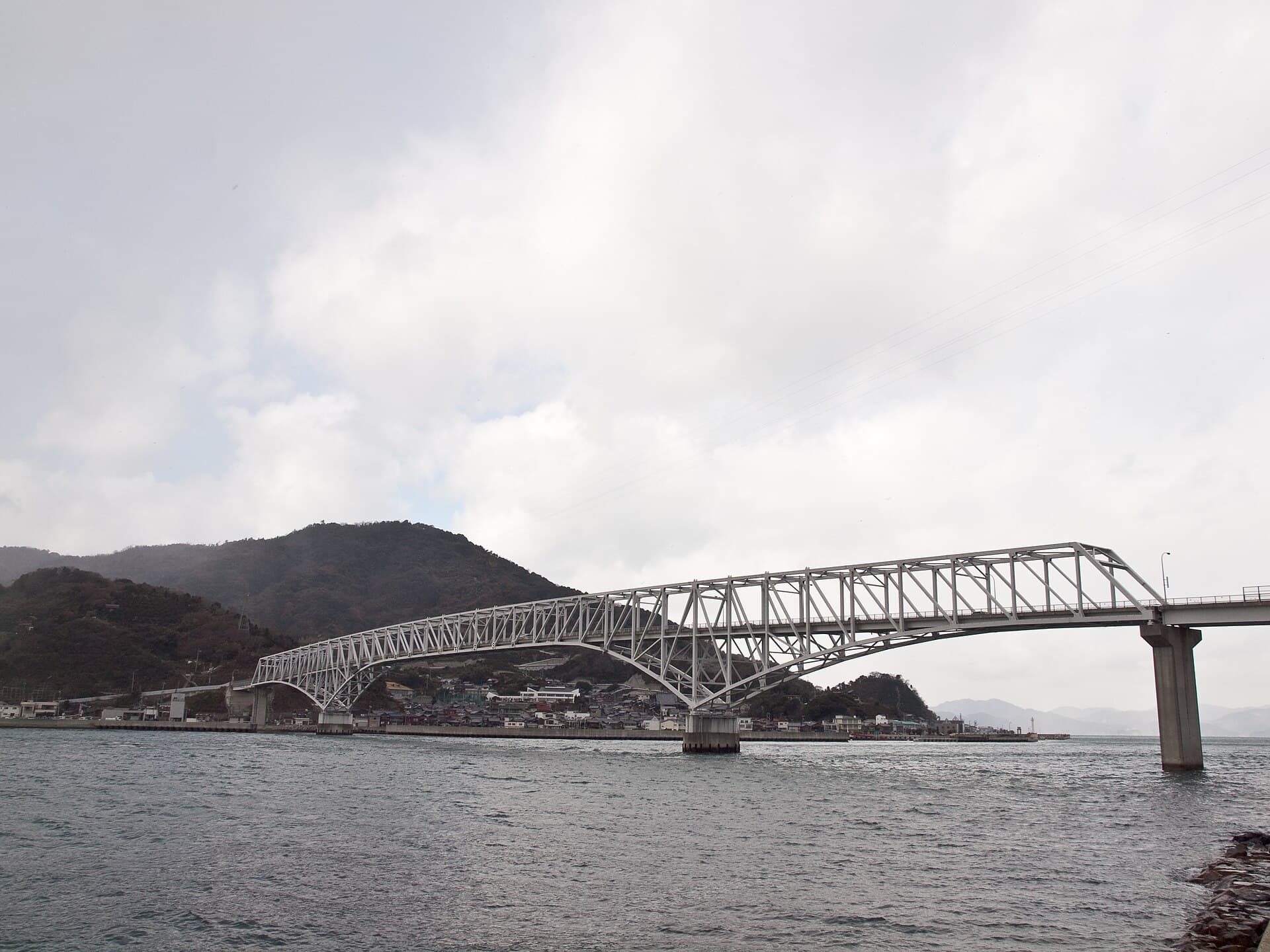 丰滨大桥：丰滨大桥：Wikimedia Commons 文件「Toyohama Bridge 319957.jpg」中的桥梁实景。