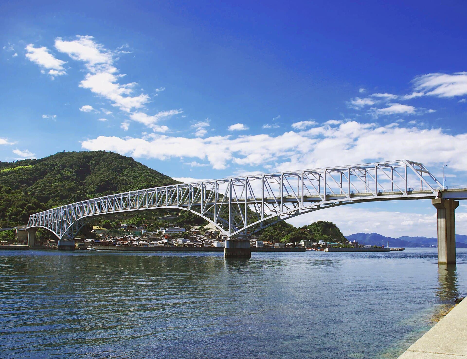 丰滨大桥：丰滨大桥：Wikimedia Commons 文件「Toyohama Ohashi, Hiroshima2.jpg」中的桥梁实景。