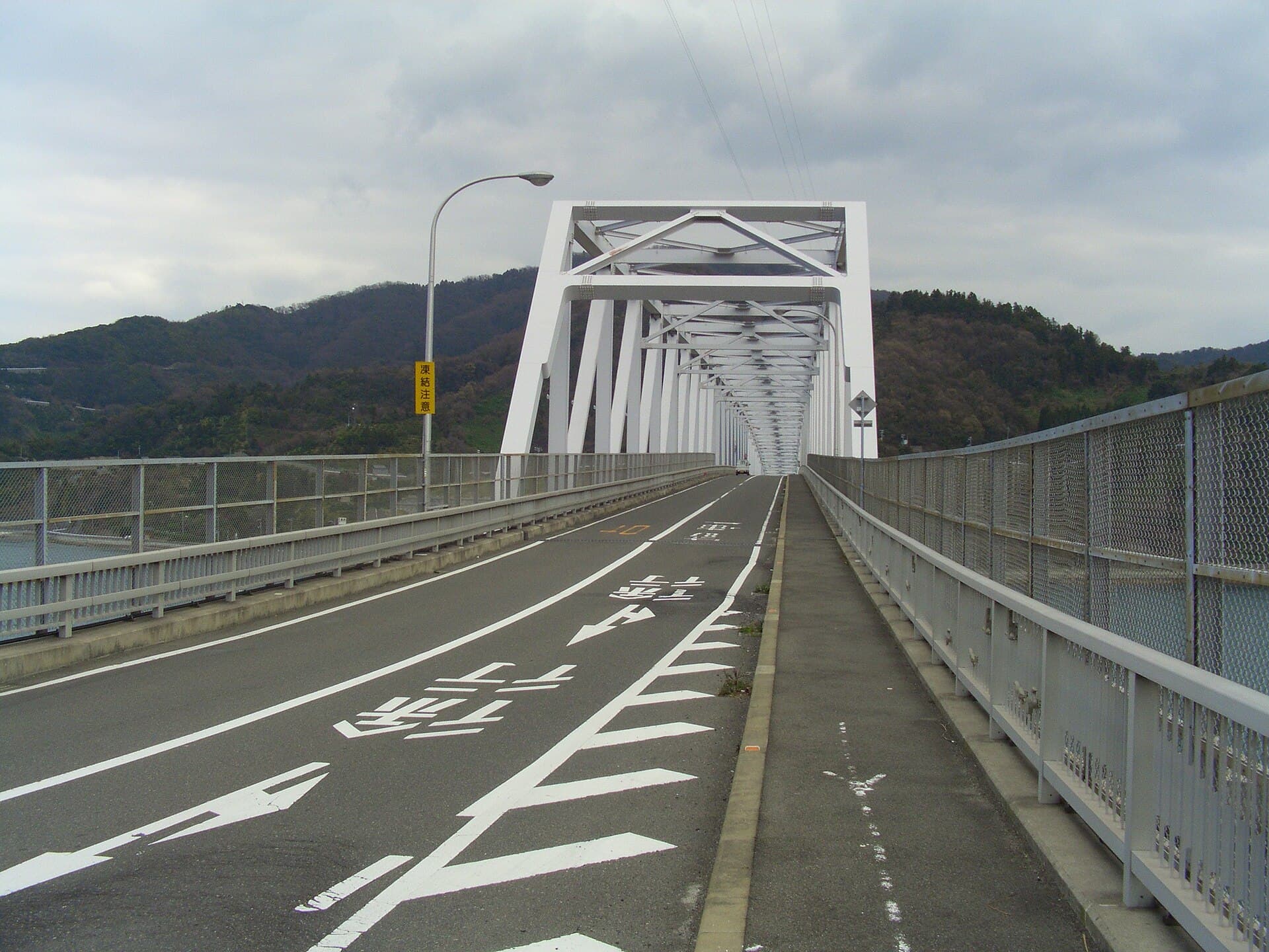 丰滨大桥：丰滨大桥：Wikimedia Commons 文件「Toyohama Ohashi.jpg」中的桥梁实景。