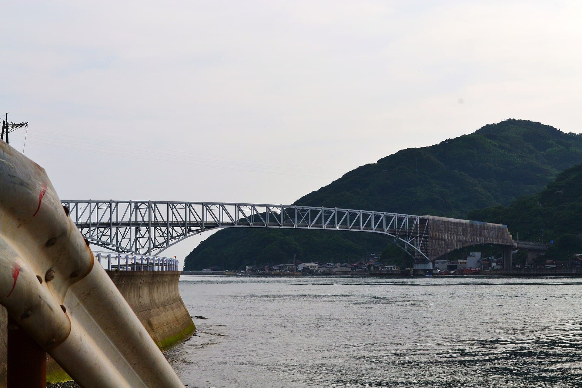 丰滨大桥：丰滨大桥：Wikimedia Commons 文件「豊浜大橋 - panoramio.jpg」中的桥梁实景。