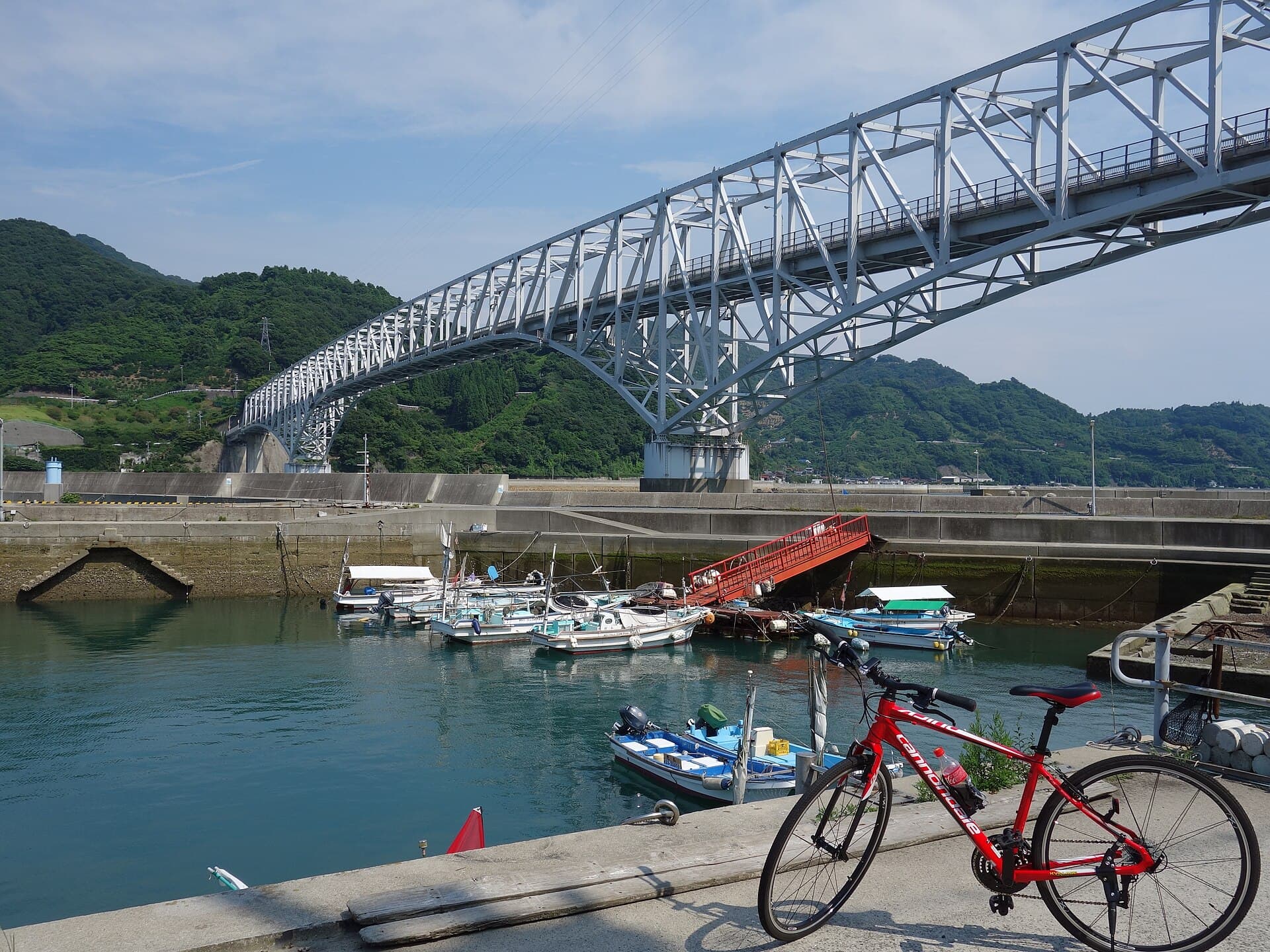 丰滨大桥：丰滨大桥：Wikimedia Commons 文件「豊浜大橋とrosso.jpg」中的桥梁实景。