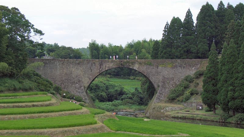 通润桥：通润桥：Wikimedia Commons 文件「Tsujun Bridge 2005-08-22.jpg」中的桥梁实景。