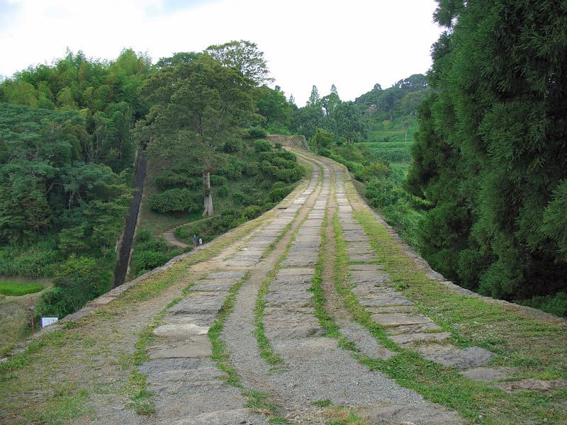 通润桥：通润桥：Wikimedia Commons 文件「The top of Tsujun Bridge (2005-08-22).jpg」中的桥梁实景。