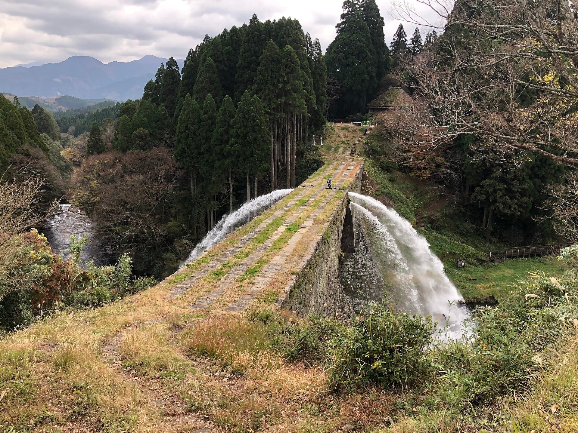 通润桥：通润桥：Wikimedia Commons 文件「Tsujunkyo 2020 1.jpg」中的桥梁实景。