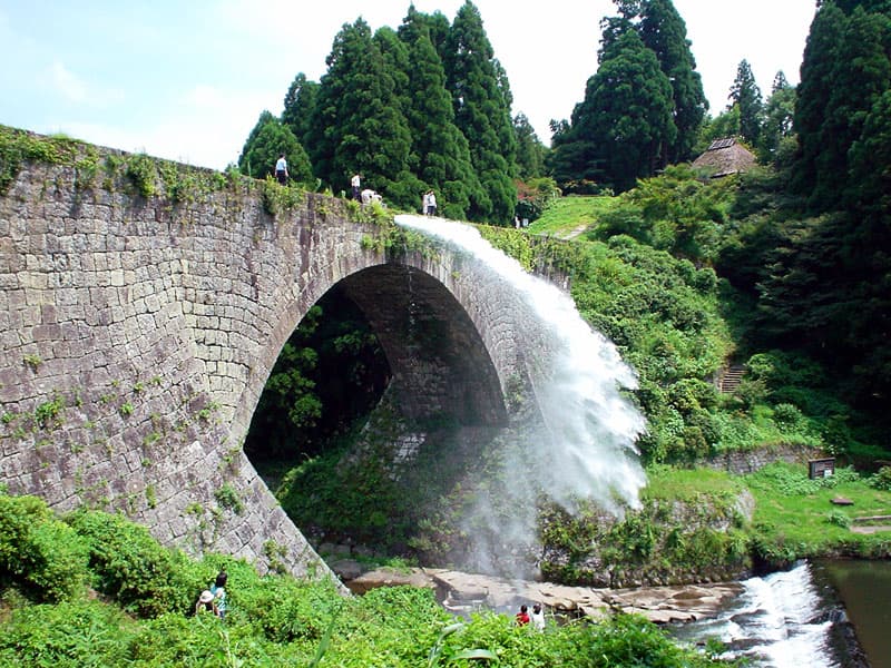 通润桥：通润桥：Wikimedia Commons 文件「Tsujunkyo1.jpg」中的桥梁实景。
