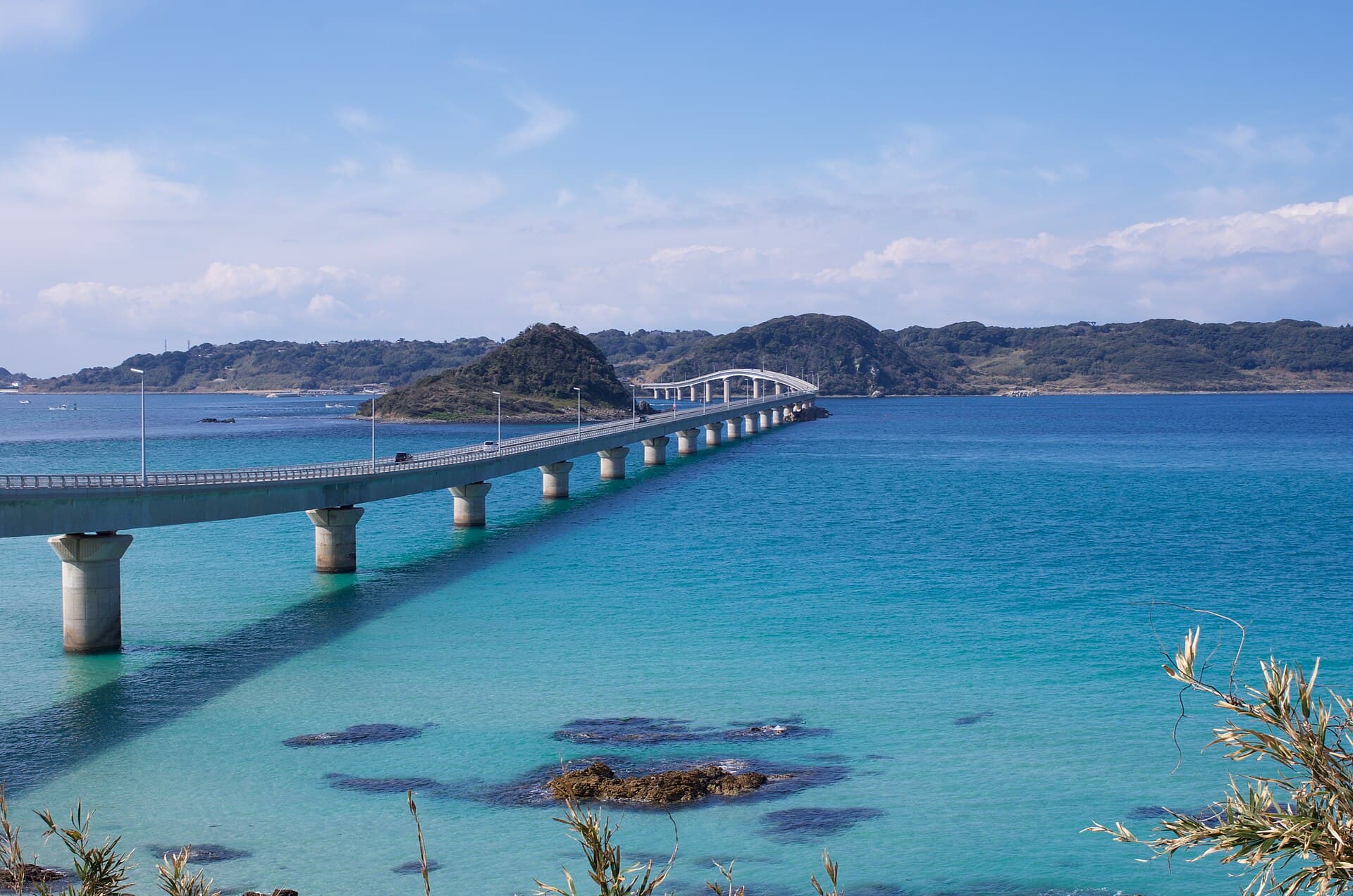 角岛大桥：角岛大桥：Wikimedia Commons 文件「IMGP3567 (33260344365).jpg」中的桥梁实景。