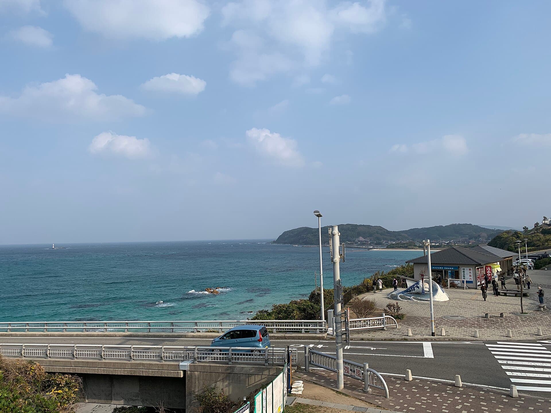 角岛大桥：角岛大桥：Wikimedia Commons 文件「Tsunoshima 20201212094431 (50880414173).jpg」中的桥梁实景。