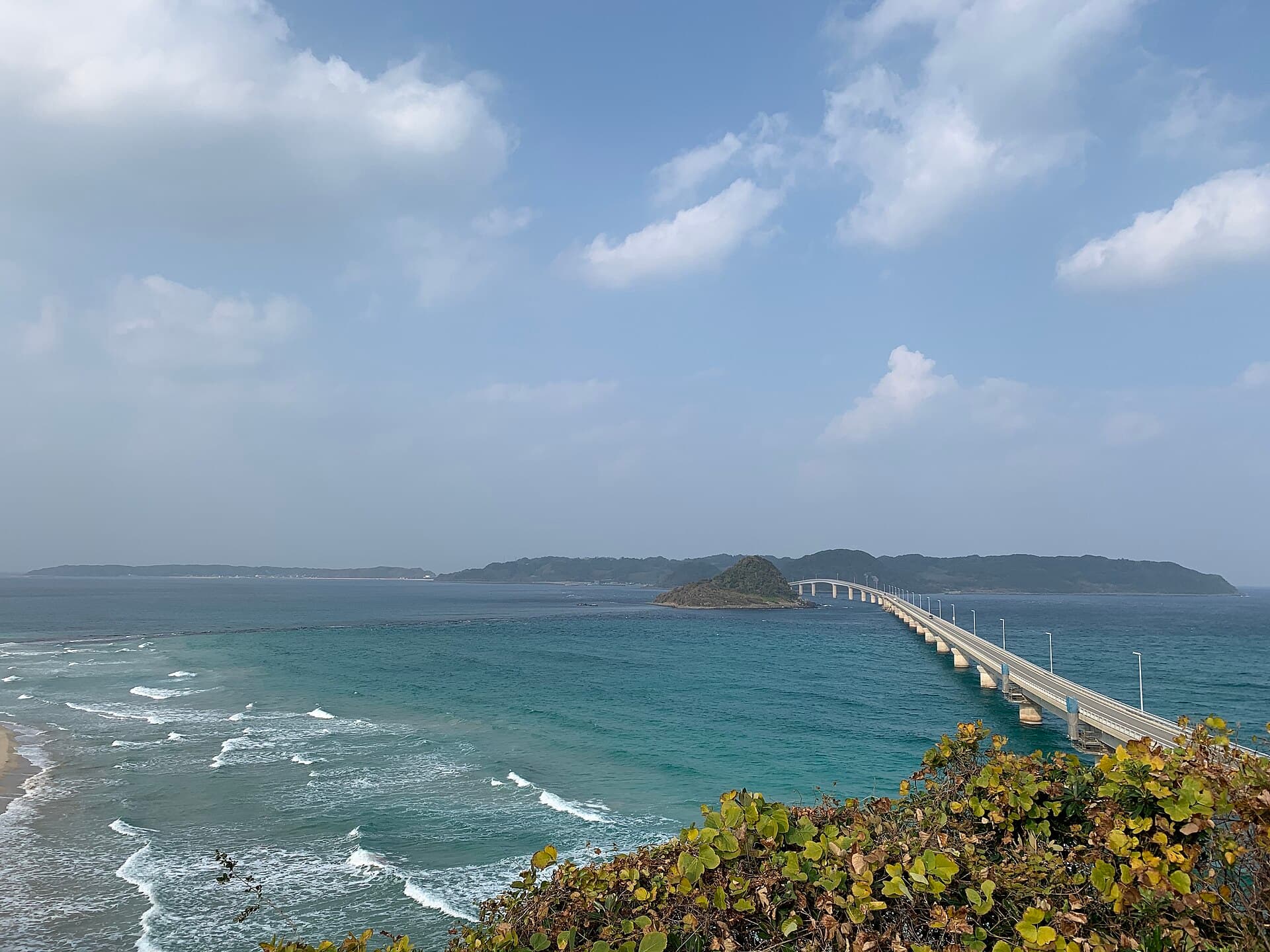 角岛大桥：角岛大桥：Wikimedia Commons 文件「Tsunoshima 20201212094623 (50881234662).jpg」中的桥梁实景。