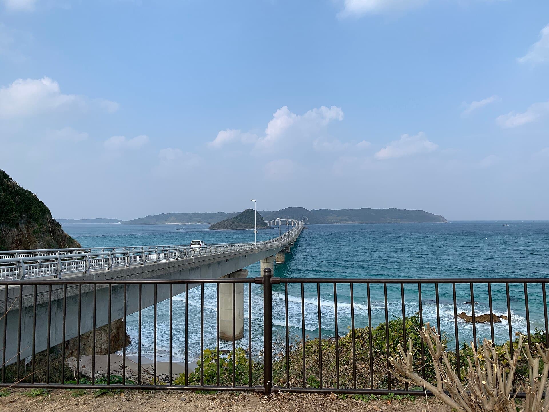 角岛大桥：角岛大桥：Wikimedia Commons 文件「Tsunoshima 20201212095102 (50880413478).jpg」中的桥梁实景。