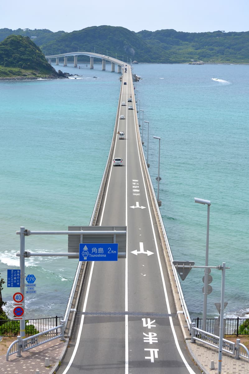 角岛大桥：角岛大桥：Wikimedia Commons 文件「Tsunoshima Bridge (15220071591).jpg」中的桥梁实景。