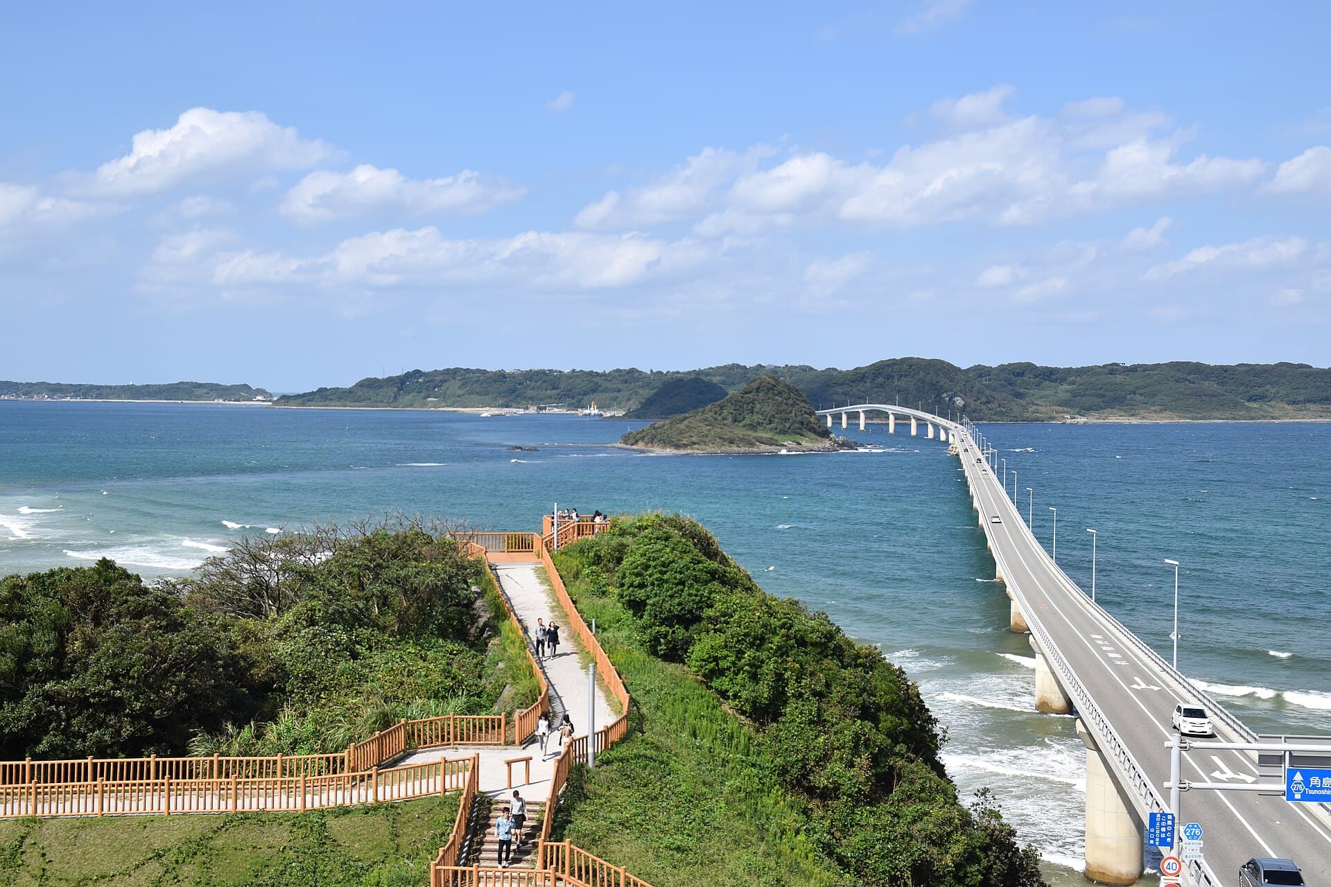 角岛大桥：角岛大桥：Wikimedia Commons 文件「Tsunoshima Bridge (32994549311).jpg」中的桥梁实景。