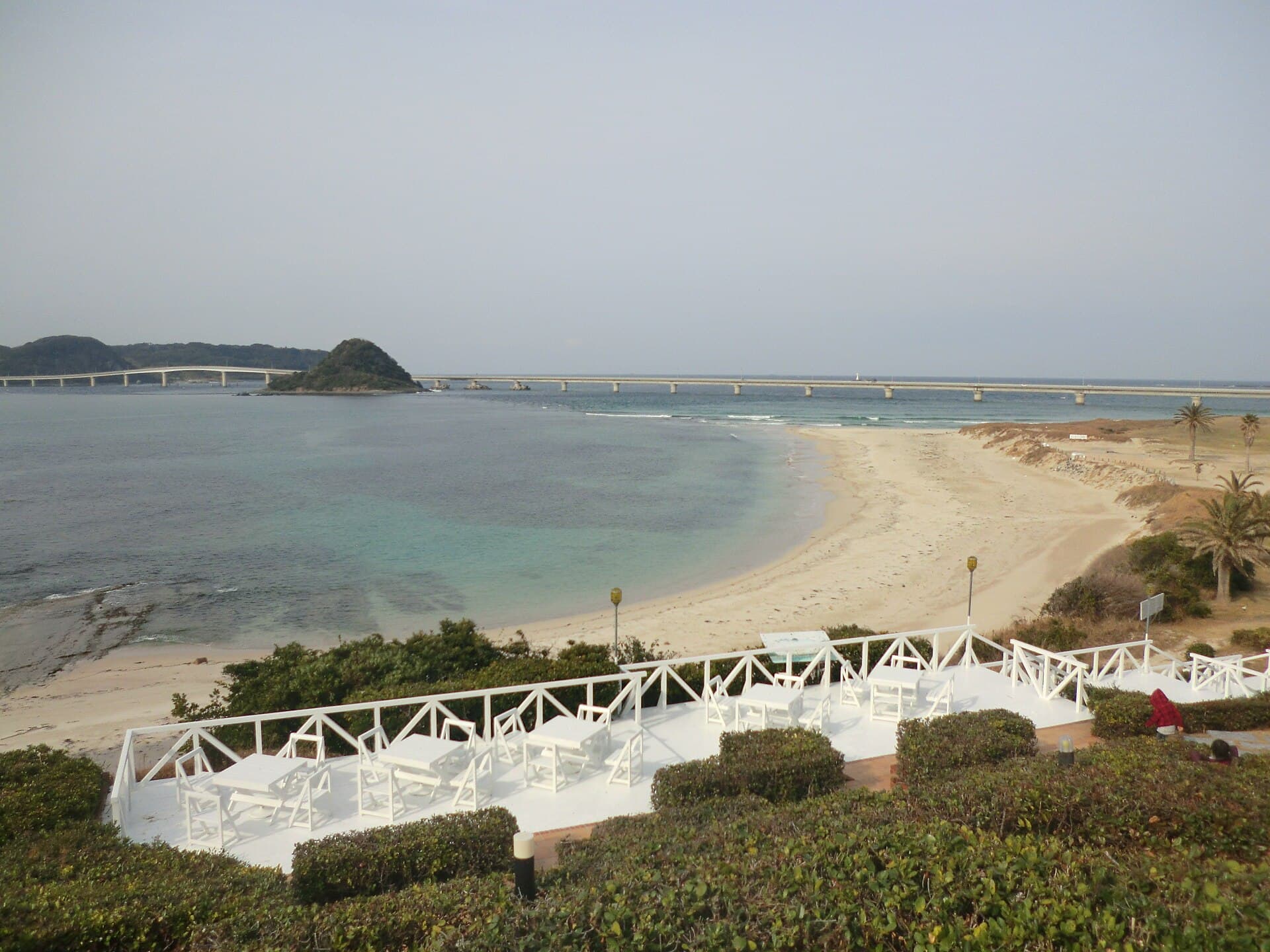 角岛大桥：角岛大桥：Wikimedia Commons 文件「Tsunoshima bridge 1.JPG」中的桥梁实景。